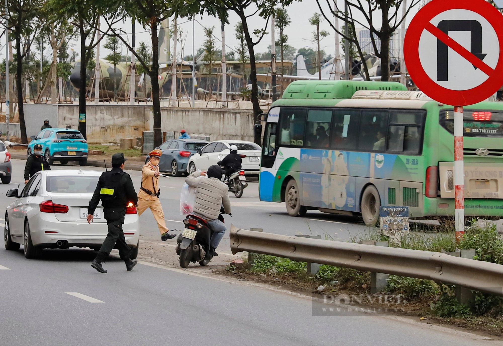 Công an Hà Nội xử lý xe máy đi vào đại lộ Thăng Long, nhiều người quay đầu bỏ chạy- Ảnh 4.