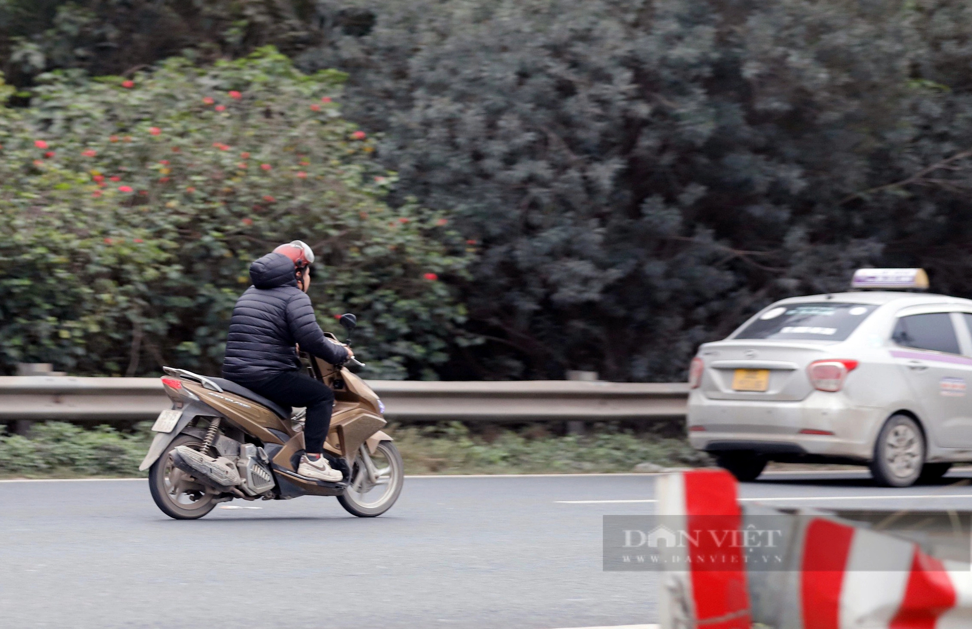 Công an Hà Nội xử lý xe máy đi vào đại lộ Thăng Long, nhiều người quay đầu bỏ chạy- Ảnh 5.