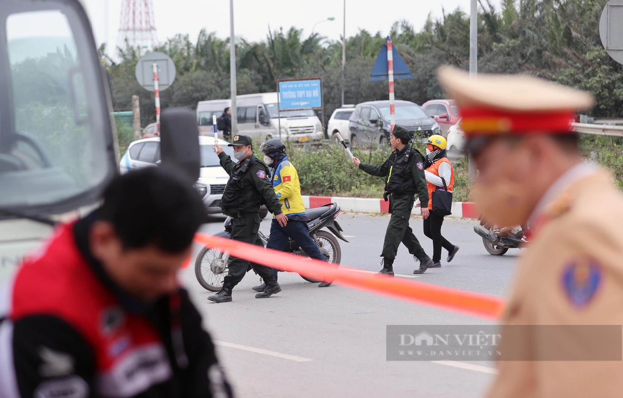 Công an Hà Nội xử lý xe máy đi vào đại lộ Thăng Long, nhiều người quay đầu bỏ chạy- Ảnh 6.