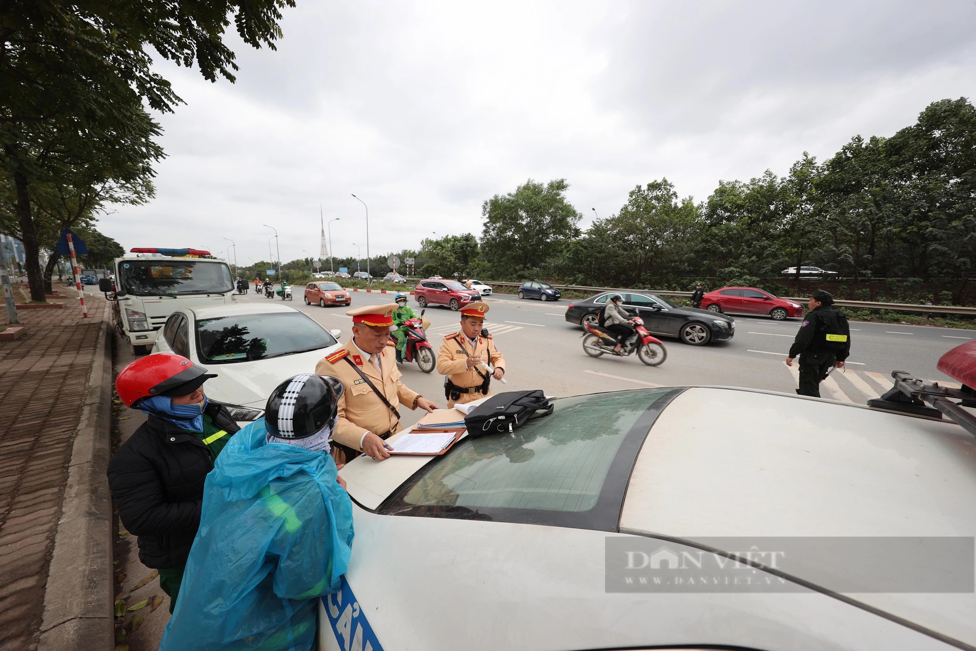 Công an Hà Nội xử lý xe máy đi vào đại lộ Thăng Long, nhiều người quay đầu bỏ chạy- Ảnh 9.