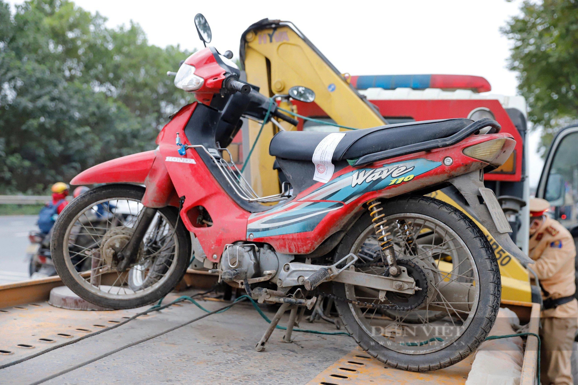 Công an Hà Nội xử lý xe máy đi vào đại lộ Thăng Long, nhiều người quay đầu bỏ chạy- Ảnh 12.