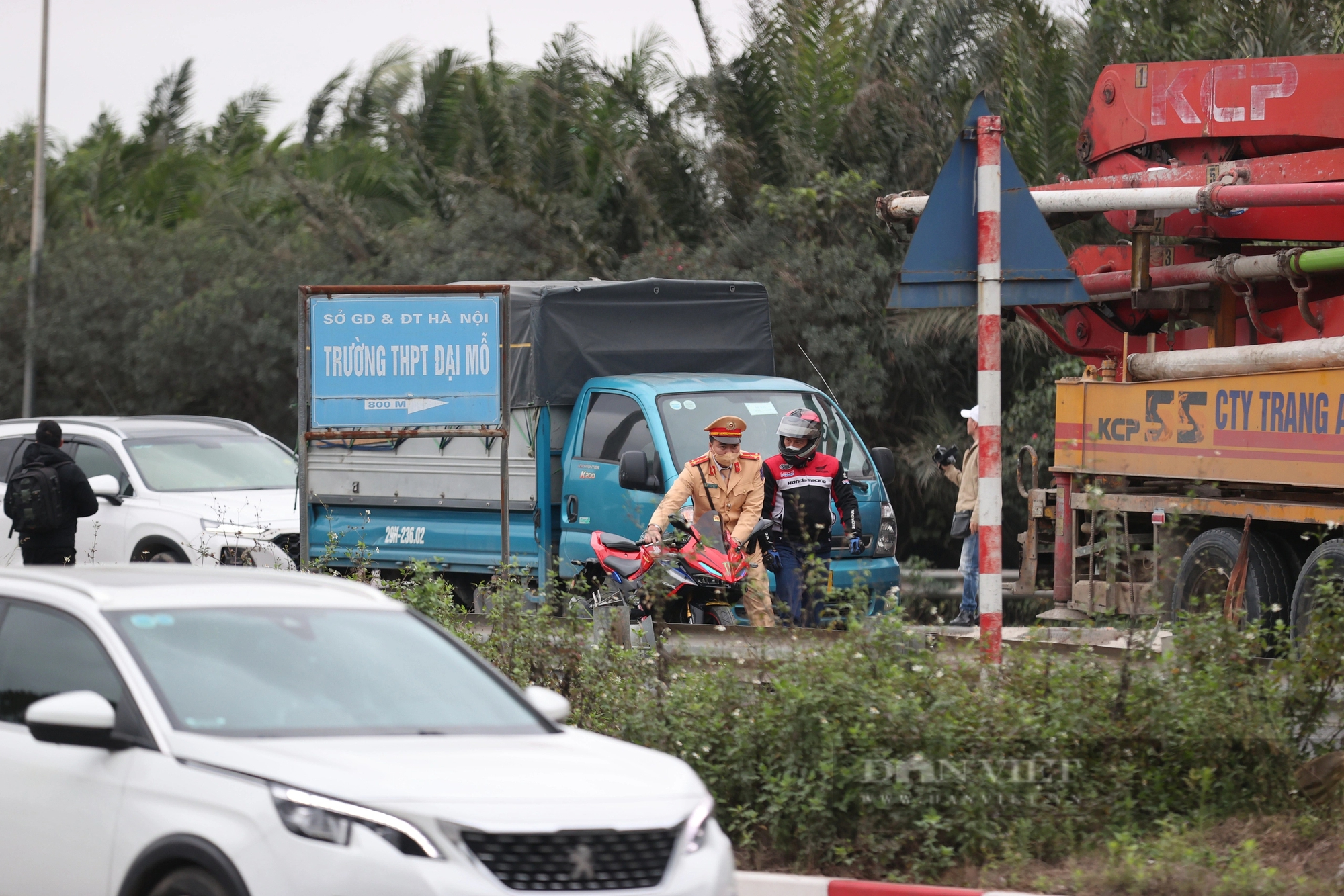 Công an Hà Nội xử lý xe máy đi vào đại lộ Thăng Long, nhiều người quay đầu bỏ chạy- Ảnh 10.