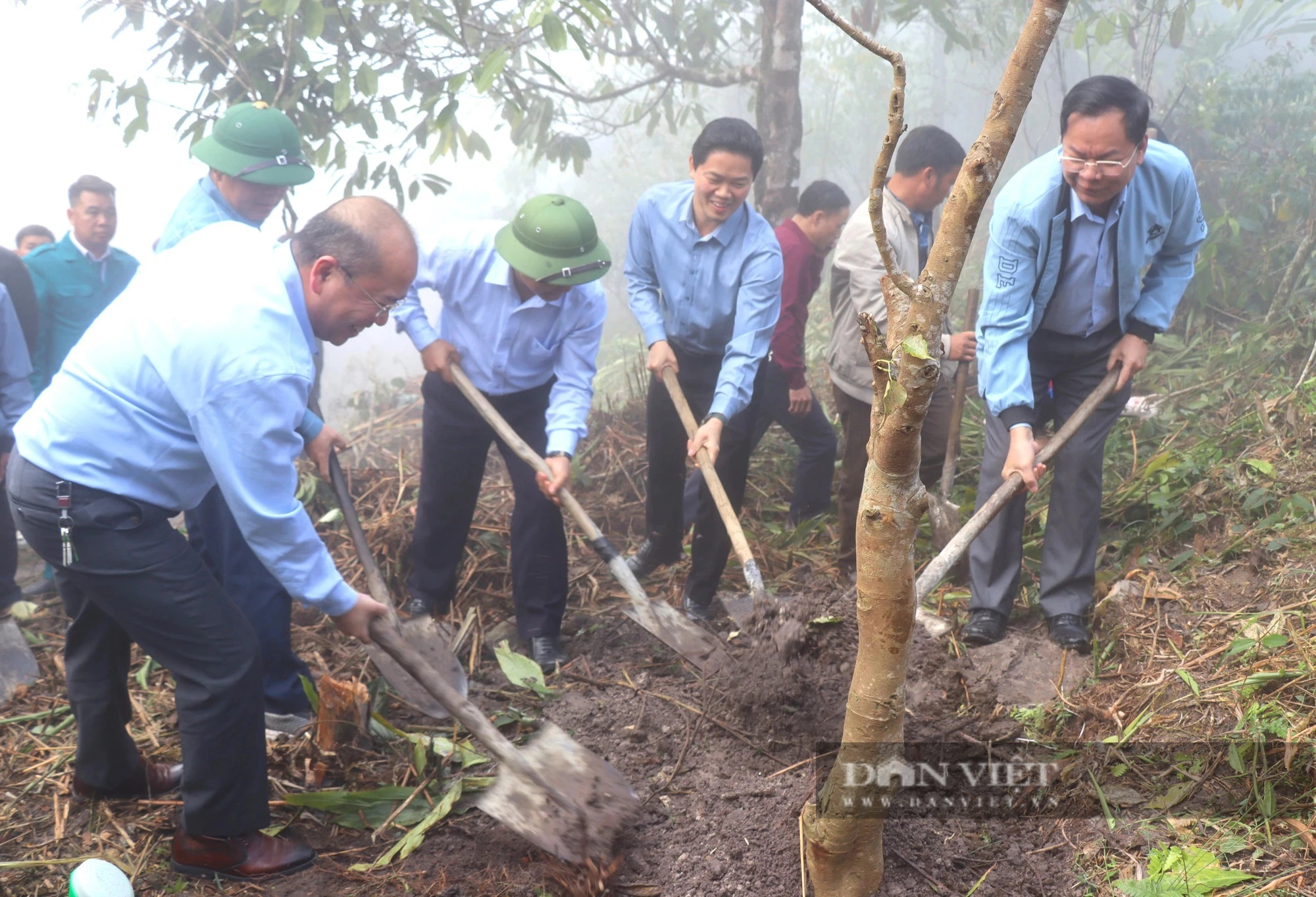 Hội Nông dân Lai Châu tổ chức trồng cây xanh, cải tạo cảnh quan môi trường ở bản Can Tỷ 2 xa xôi- Ảnh 2.