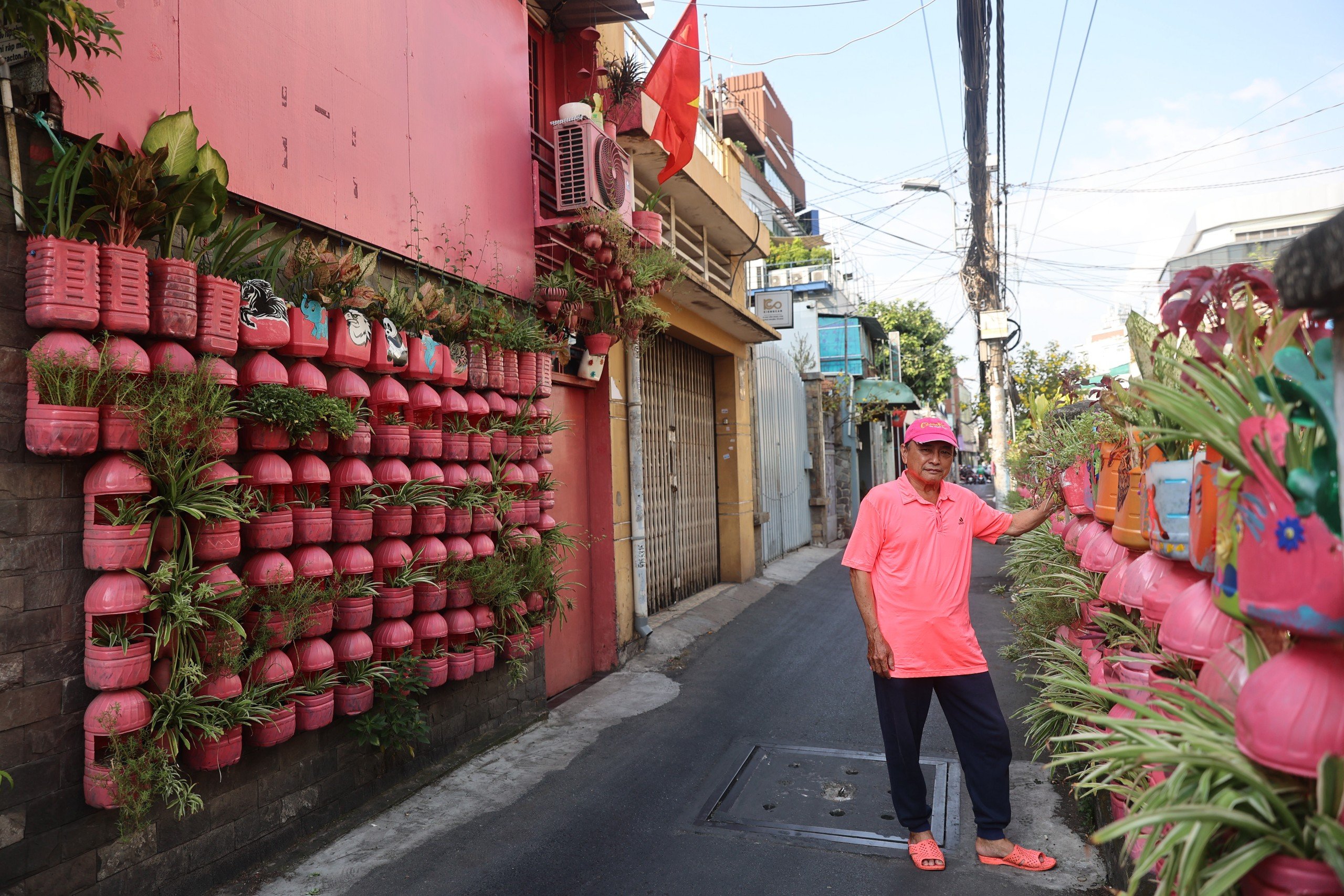 Độc đáo căn nhà trang trí toàn màu hồng bằng đồ nhựa tái chế của ông già U70 ở TP.HCM- Ảnh 8.