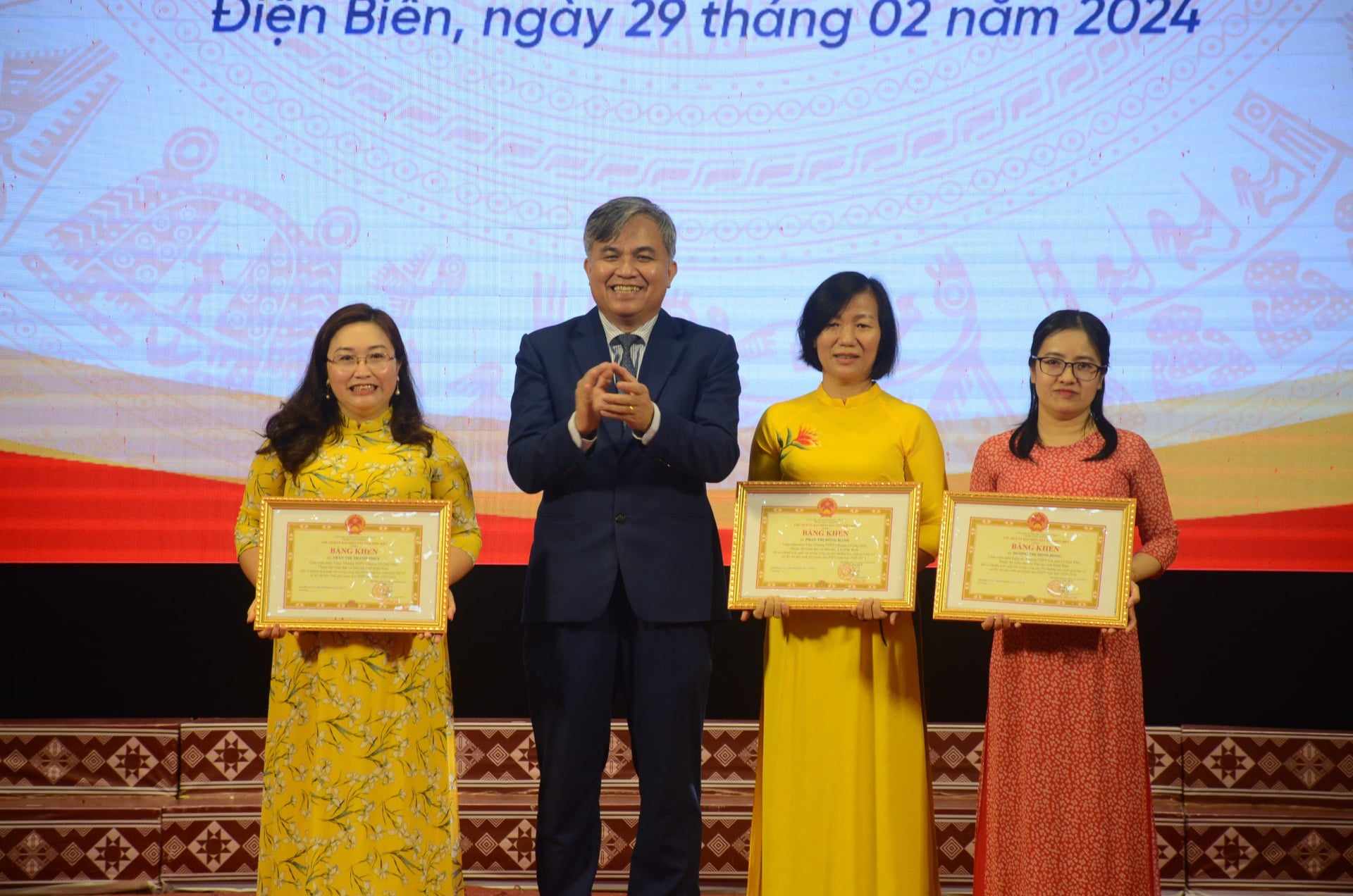 Điện Biên: Trao tặng danh hiệu Nhà giáo ưu tú và tuyên dương học sinh giỏi Quốc gia- Ảnh 1.