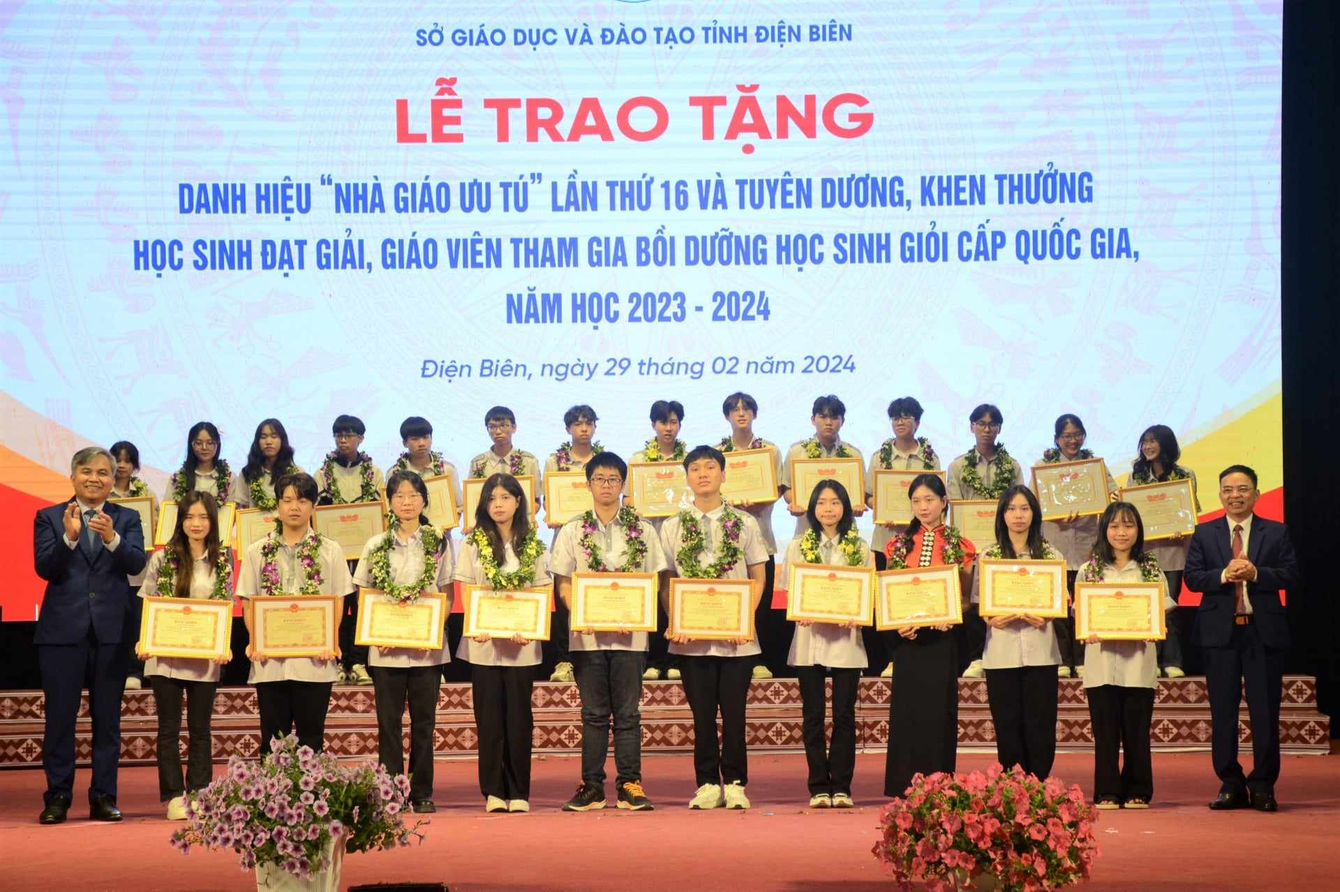 Điện Biên: Trao tặng danh hiệu Nhà giáo ưu tú và tuyên dương học sinh giỏi Quốc gia- Ảnh 2.