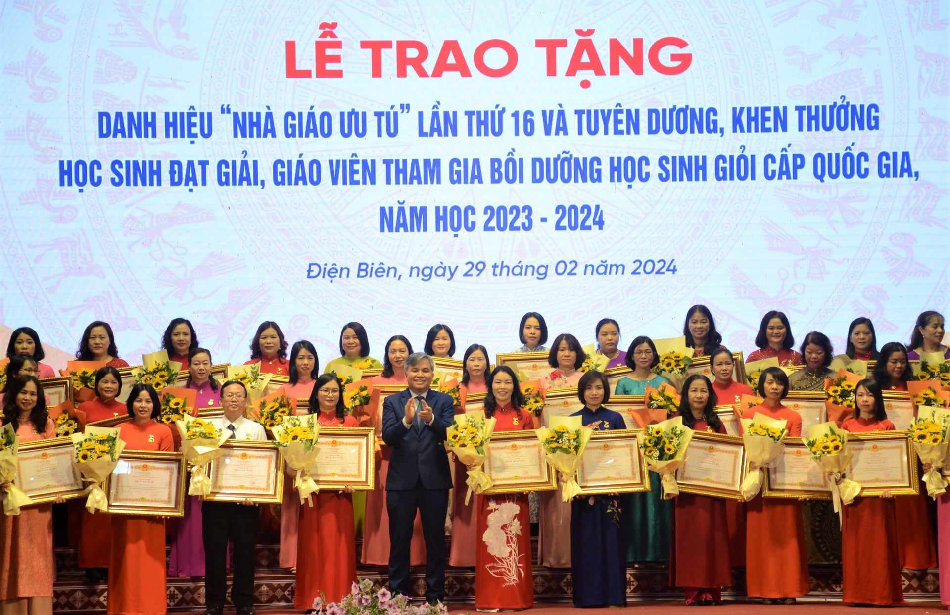 Điện Biên: Trao tặng danh hiệu Nhà giáo ưu tú và tuyên dương học sinh giỏi Quốc gia- Ảnh 3.