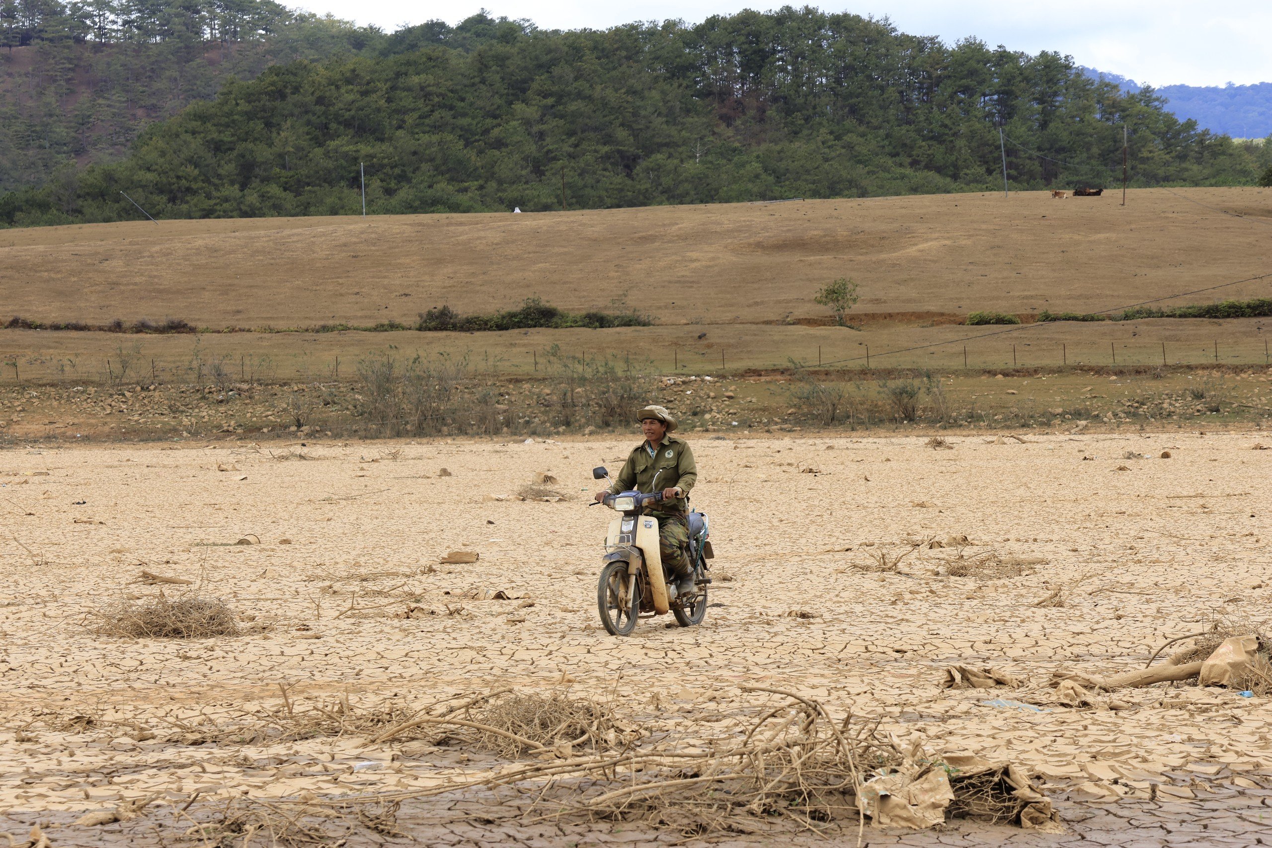 Một hồ nước ngọt ở Lâm Đồng ngấp nghé mực nước chết, dân cưỡi xe máy trong lòng hồ nứt toác- Ảnh 1.