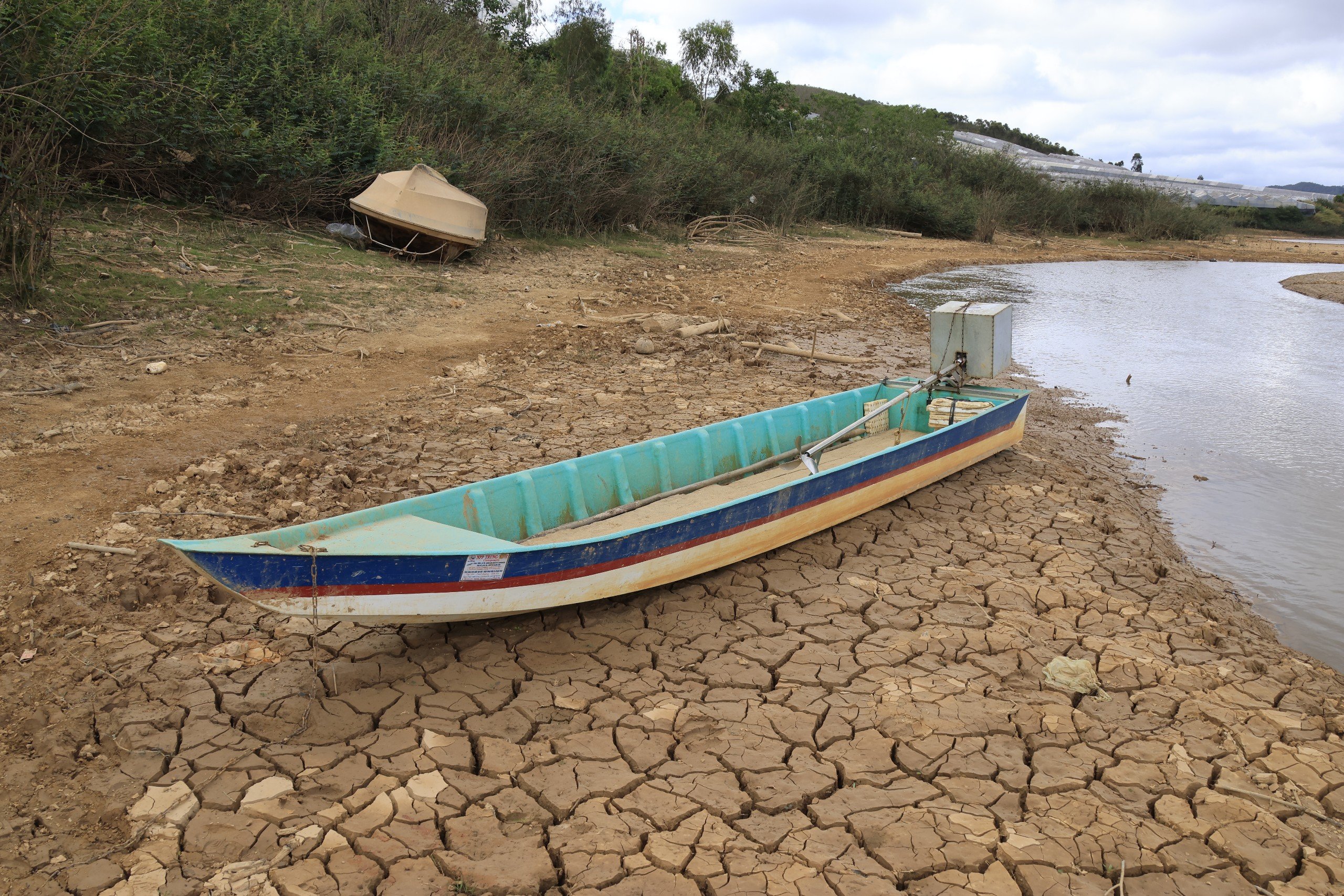 Một hồ nước ngọt ở Lâm Đồng ngấp nghé mực nước chết, dân cưỡi xe máy trong lòng hồ nứt toác- Ảnh 3.