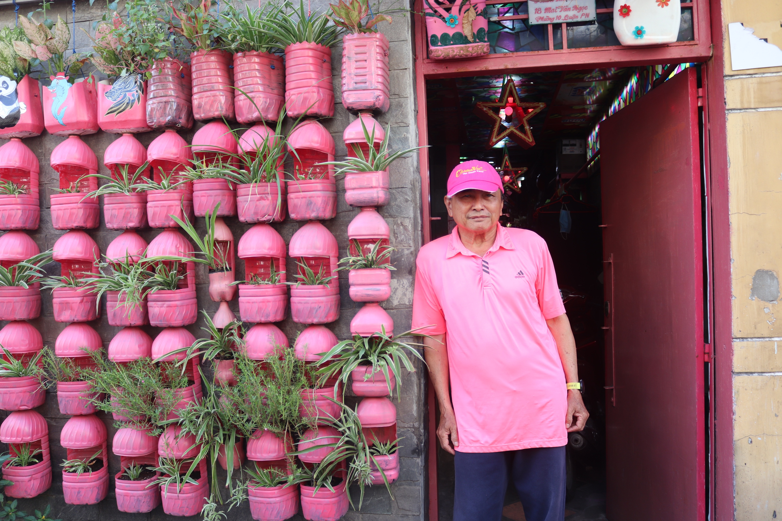 Độc đáo căn nhà trang trí toàn màu hồng bằng đồ nhựa tái chế của ông già U70 ở TP.HCM- Ảnh 1.