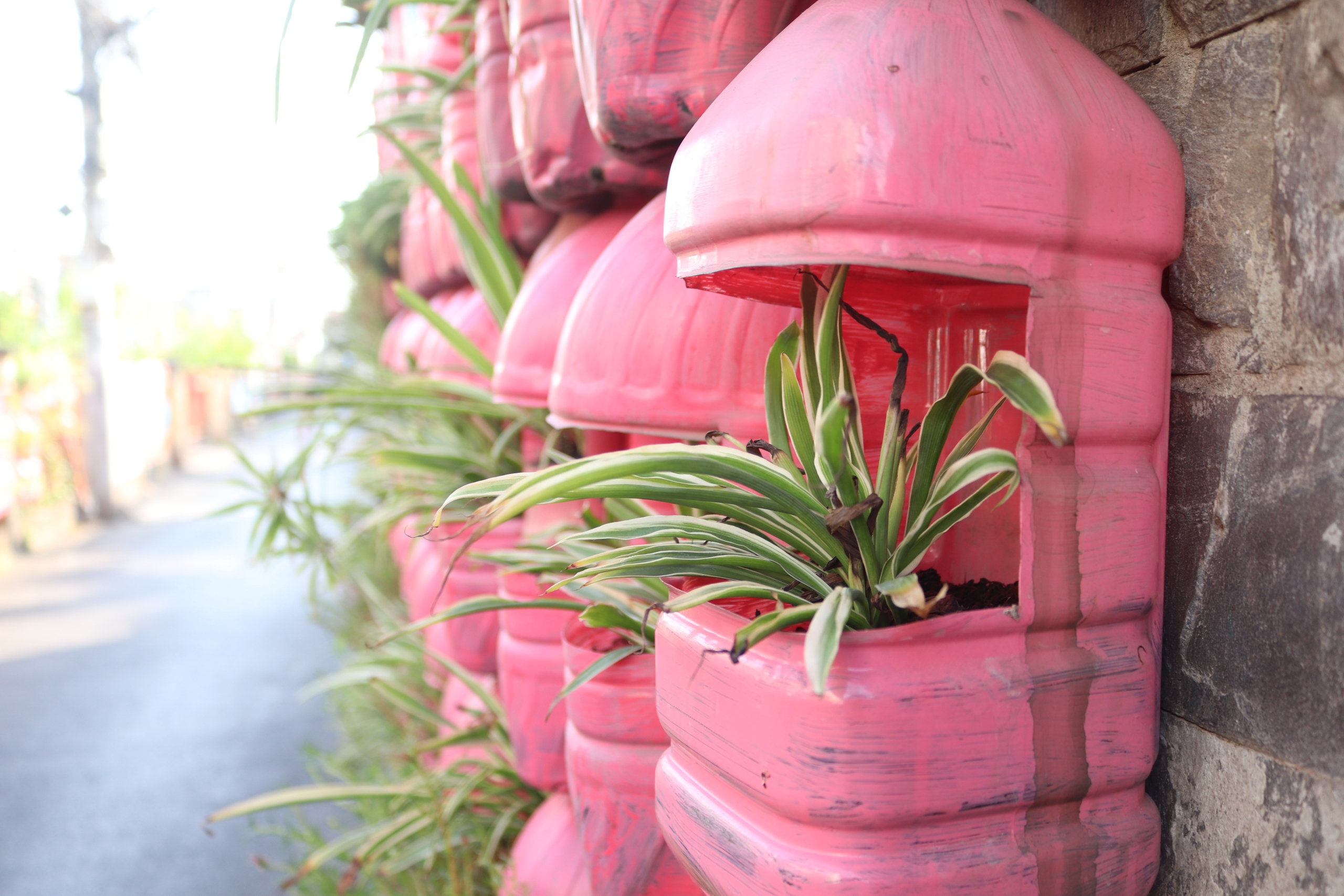 Độc đáo căn nhà trang trí toàn màu hồng bằng đồ nhựa tái chế của ông già U70 ở TP.HCM- Ảnh 3.