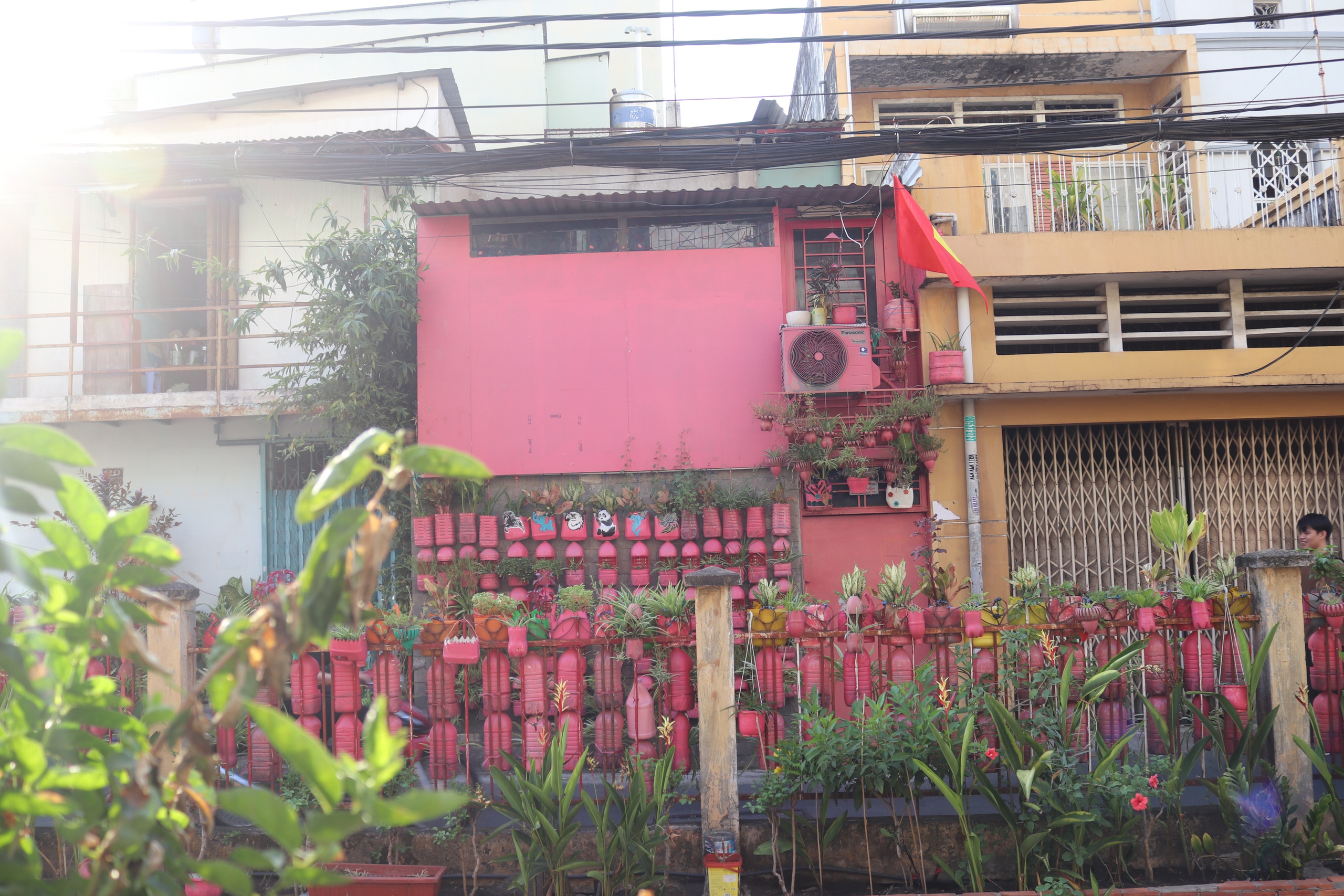 Độc đáo căn nhà trang trí toàn màu hồng bằng đồ nhựa tái chế của ông già U70 ở TP.HCM- Ảnh 11.