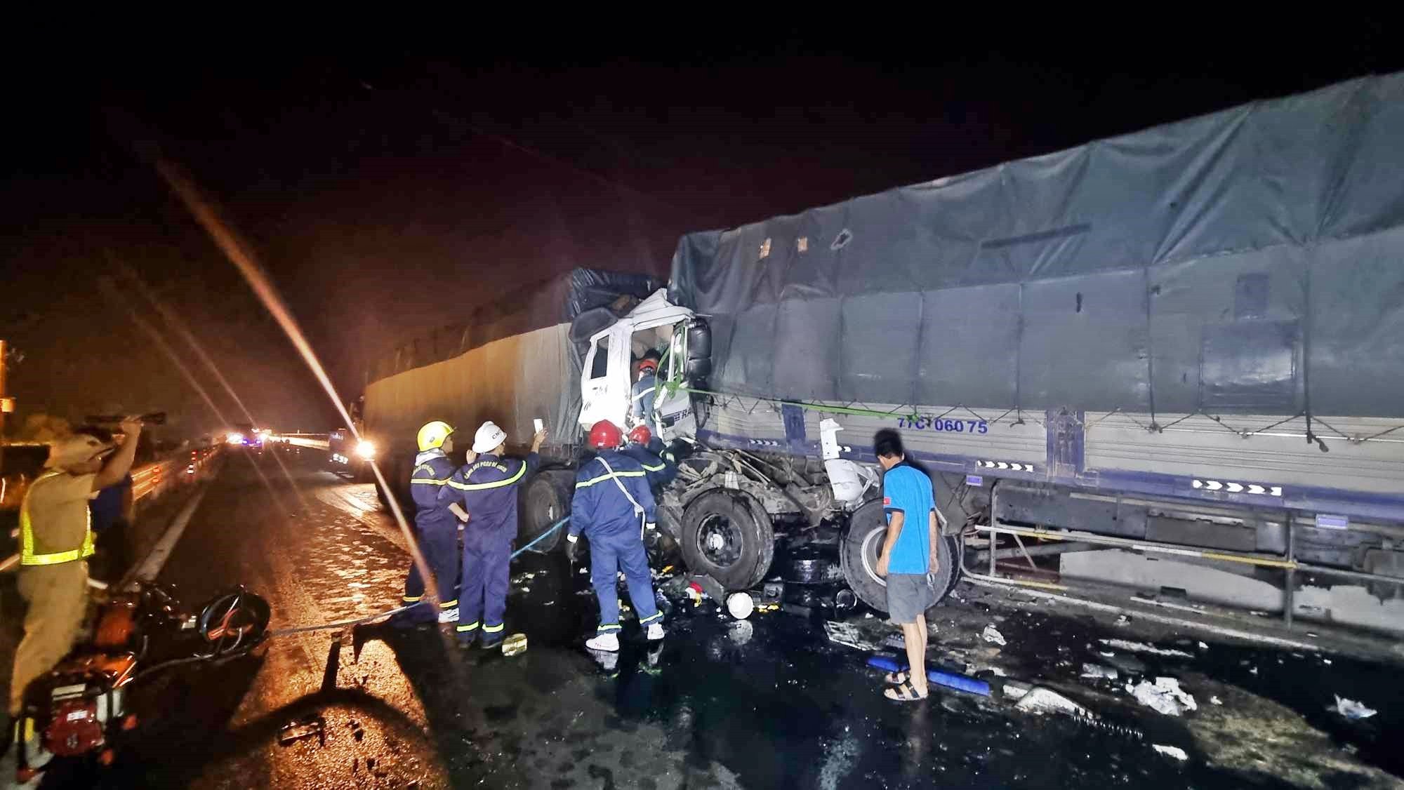 4 xe tải tông nhau trên cao tốc Vĩnh Hảo - Phan Thiết, 1 tài xế tử vong- Ảnh 1.