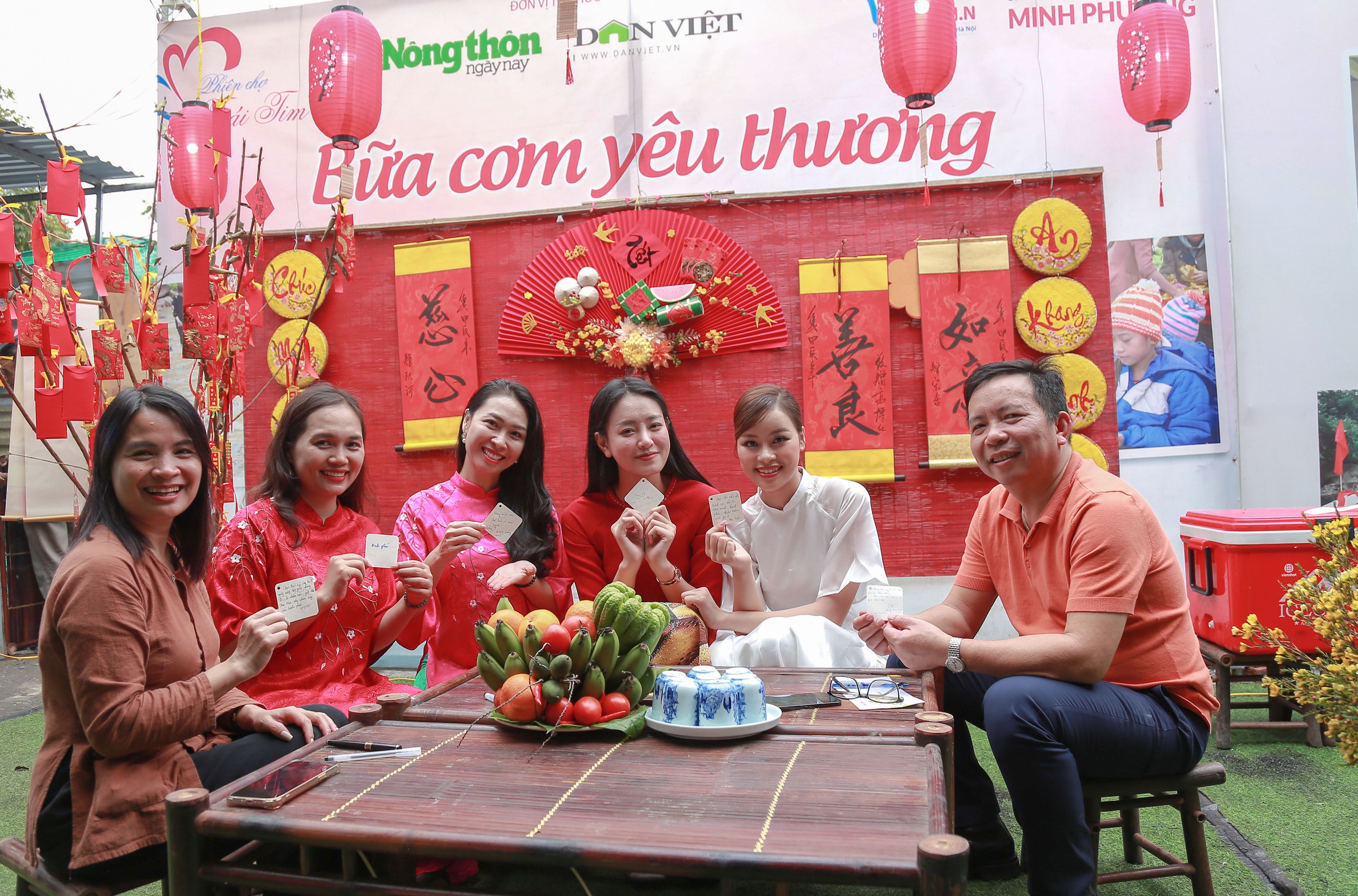 Khoảnh khắc Á hậu Bùi Khánh Linh, Đào Thị Hiền rạng rỡ ăn mừng sau "bữa cơm tất niên" với bệnh nhân nghèo- Ảnh 12.