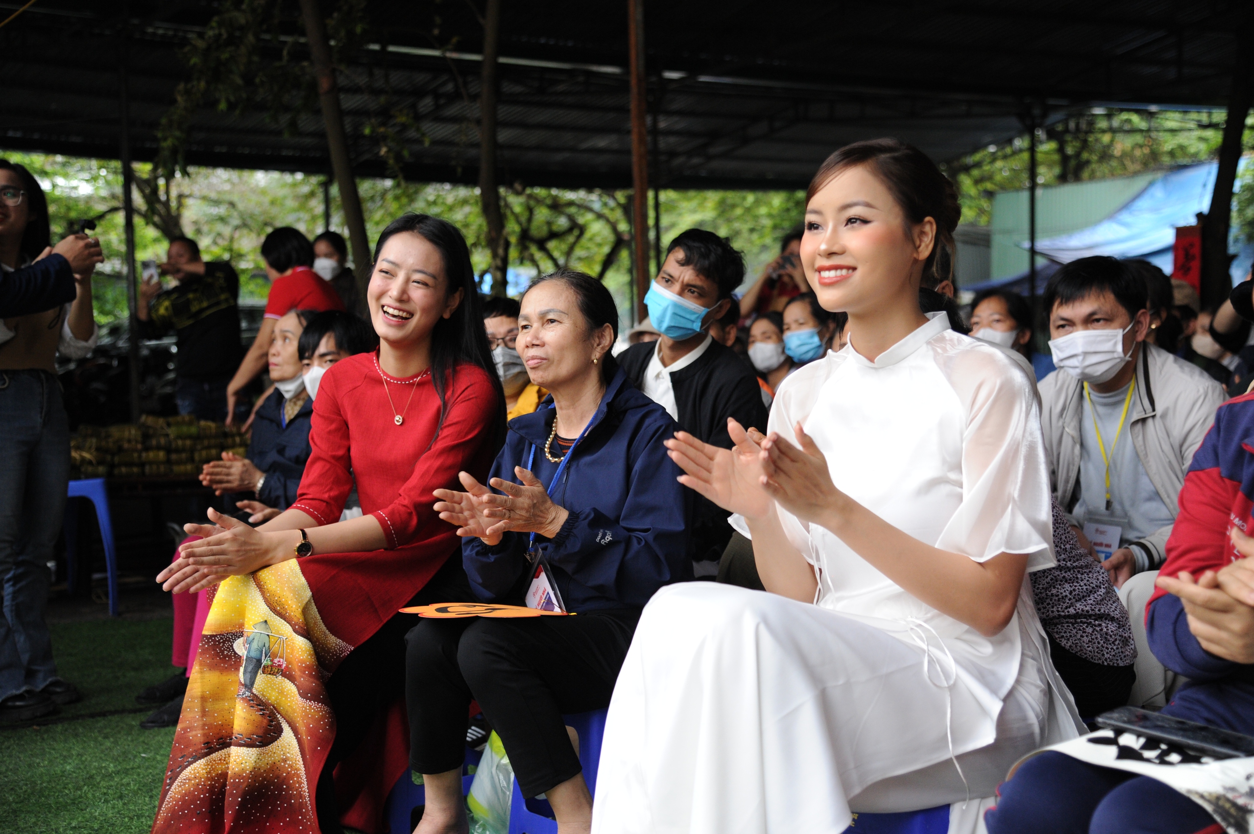 Khoảnh khắc Á hậu Bùi Khánh Linh, Đào Thị Hiền rạng rỡ ăn mừng sau "bữa cơm tất niên" với bệnh nhân nghèo- Ảnh 5.