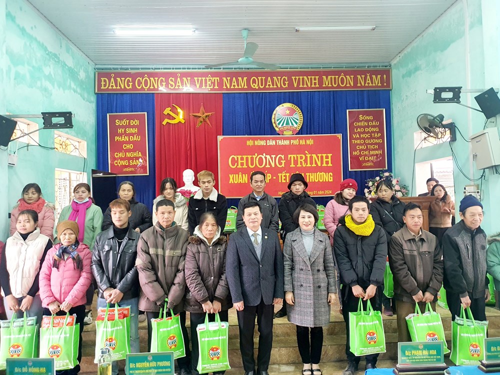 Hội Nông dân Hà Nội trao hơn 1.000 suất quà đến nông dân khó khăn nhân dịp Tết Giáp Thìn 2024- Ảnh 3.