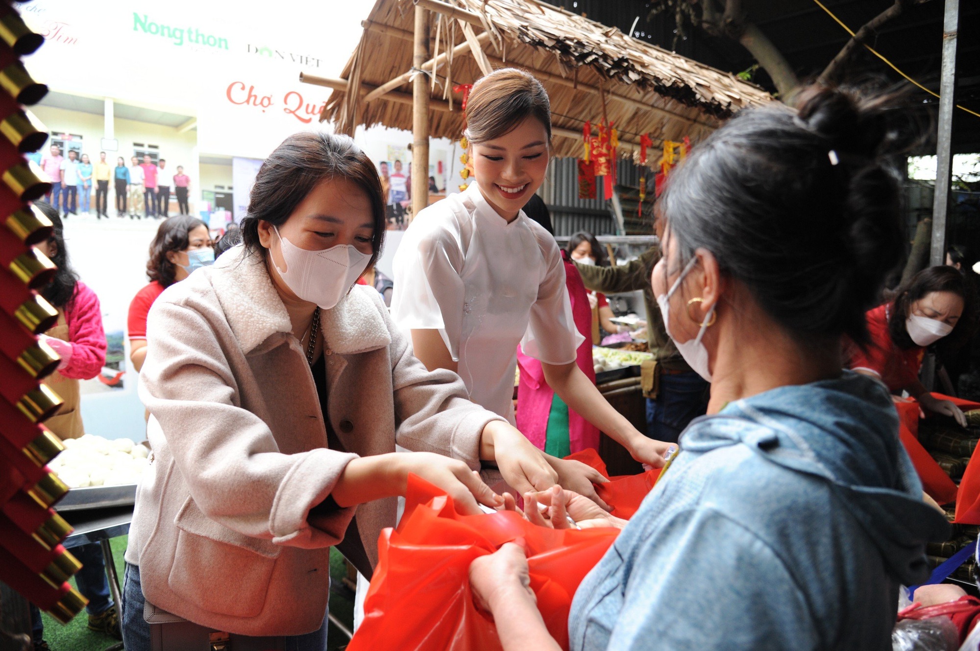 Á hậu Bùi Khánh Linh, Đào Thị Hiền giản dị trong tà áo dài trao tặng bánh chưng và bữa cơm miễn phí- Ảnh 15.