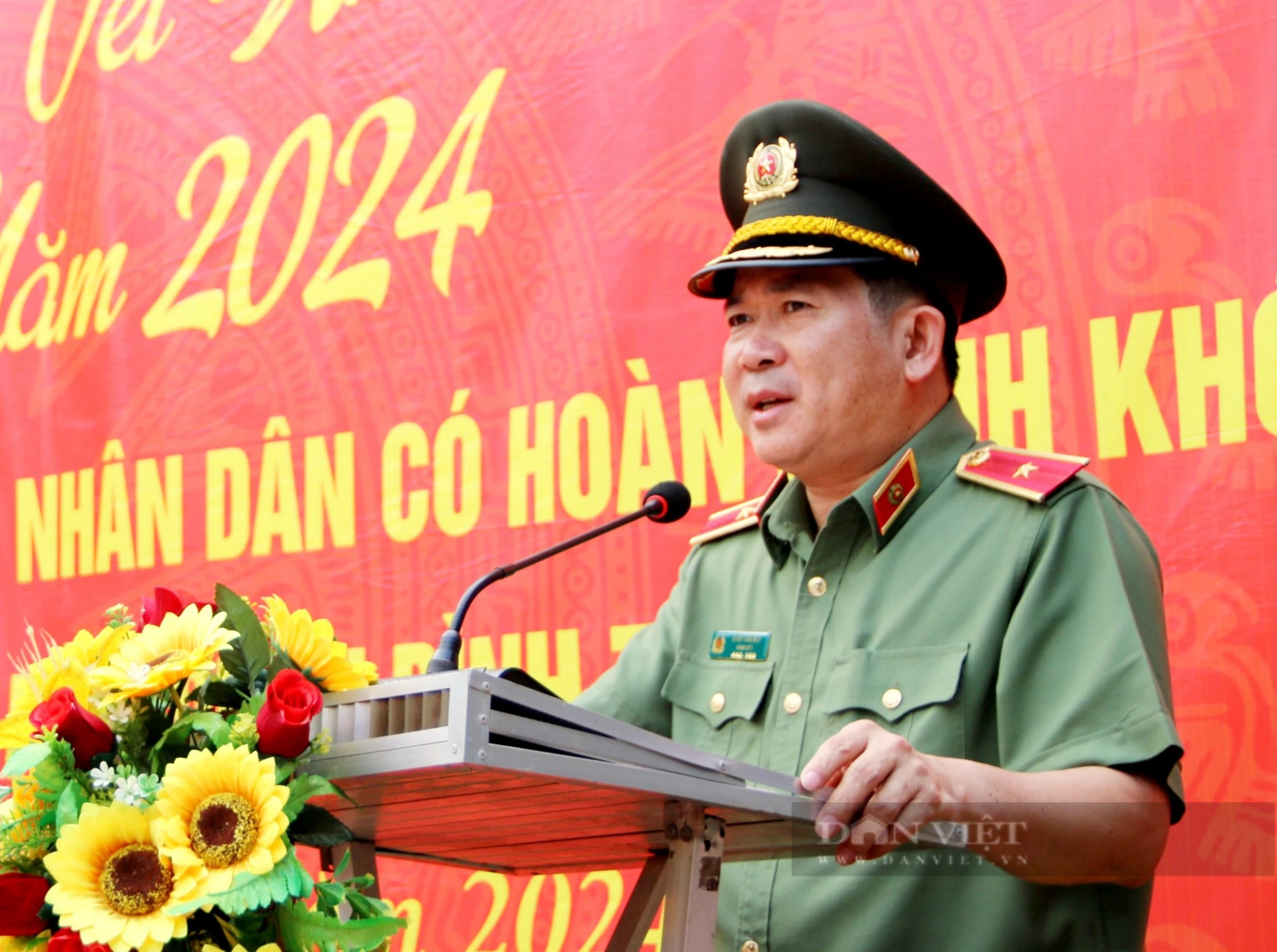 Thiếu tướng Đinh Văn Nơi tặng 500 phần quà Tết cho gia đình chính sách, người dân khó khăn tại Cần Thơ- Ảnh 1.