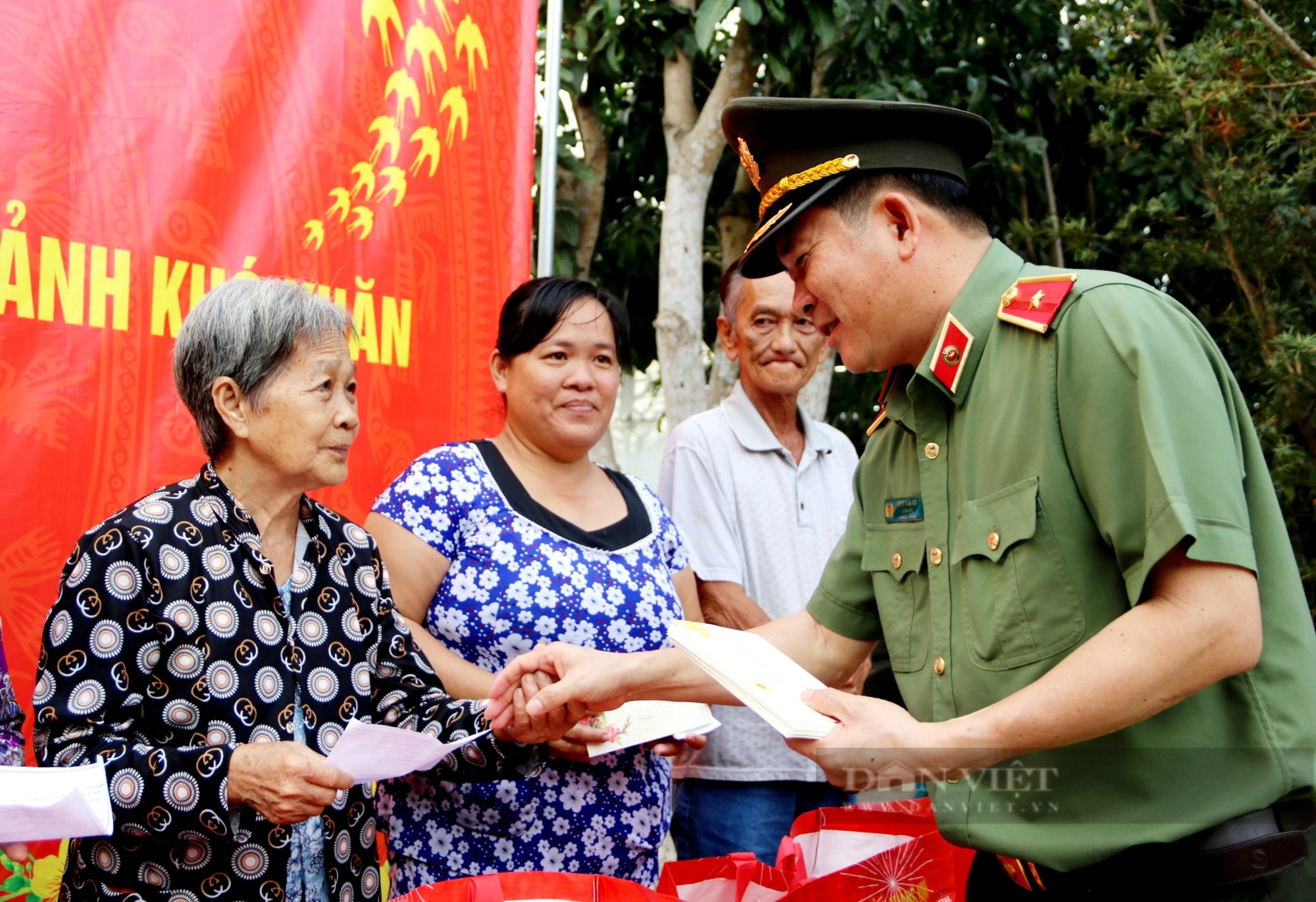 Thiếu tướng Đinh Văn Nơi tặng 500 phần quà Tết cho gia đình chính sách, người dân khó khăn tại Cần Thơ- Ảnh 3.