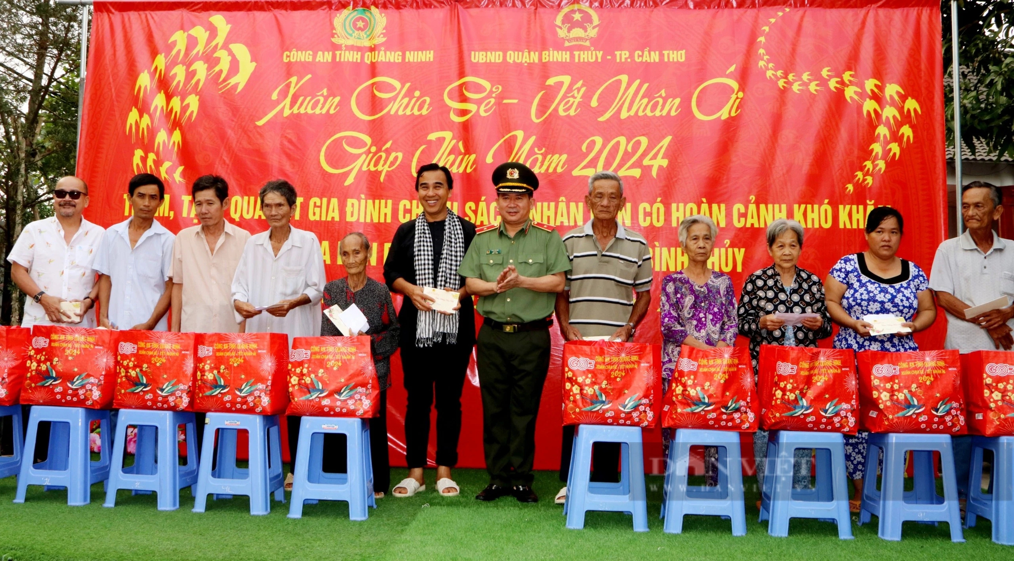 Thiếu tướng Đinh Văn Nơi tặng 500 phần quà Tết cho gia đình chính sách, người dân khó khăn tại Cần Thơ- Ảnh 4.