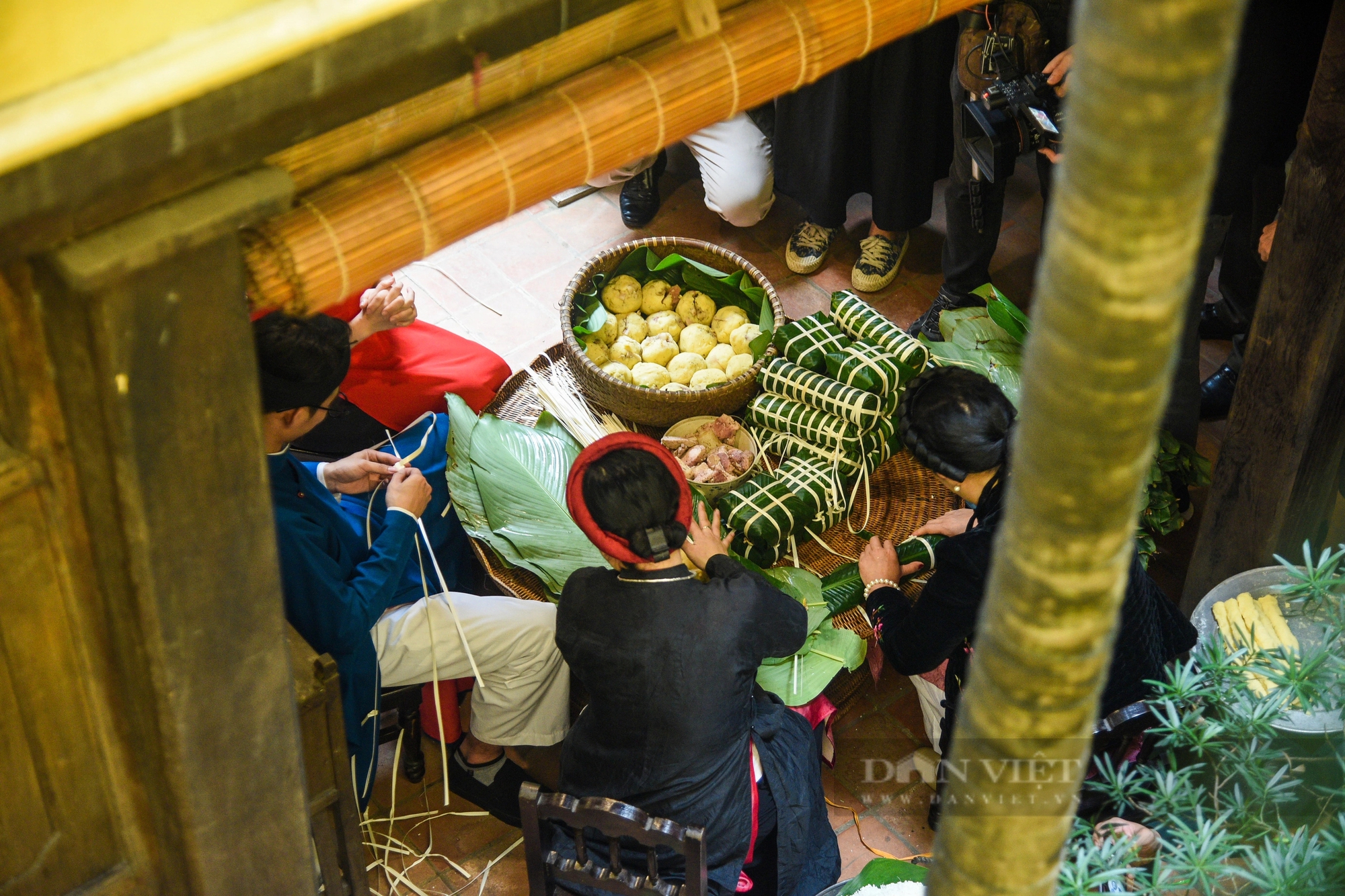 Khách quốc tế thích thú khi xem người Hà Nội gói bánh chưng truyền thống dịp Tết Nguyên đán- Ảnh 1.