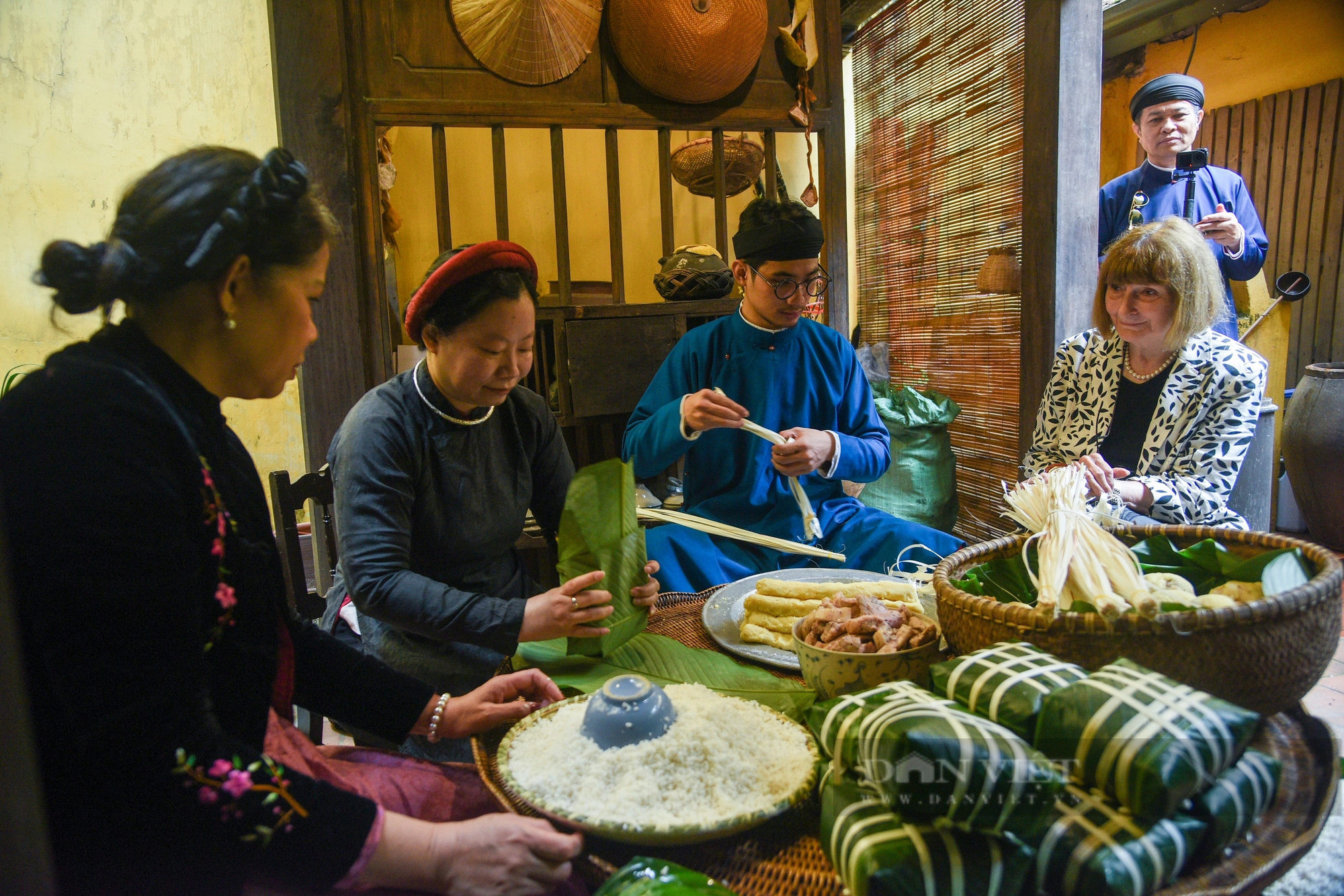 Khách quốc tế thích thú khi xem người Hà Nội gói bánh chưng truyền thống dịp Tết Nguyên đán- Ảnh 2.