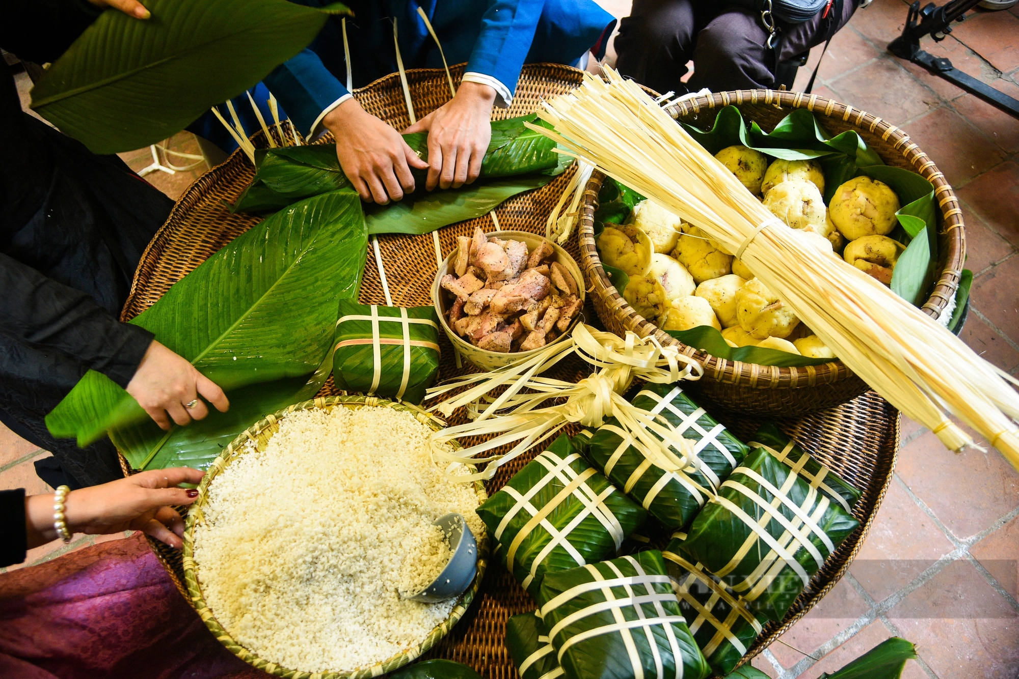 Khách quốc tế thích thú khi xem người Hà Nội gói bánh chưng truyền thống dịp Tết Nguyên đán- Ảnh 6.