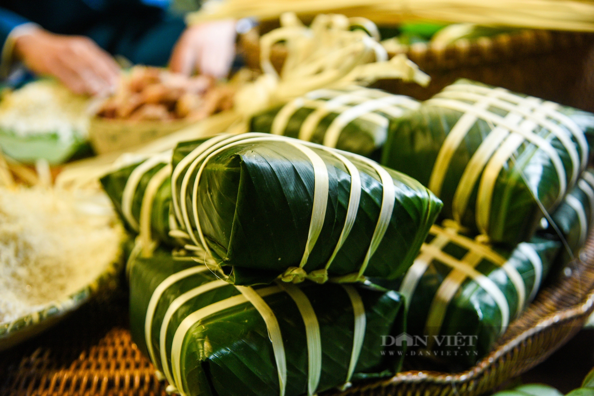 Khách quốc tế thích thú khi xem người Hà Nội gói bánh chưng truyền thống dịp Tết Nguyên đán- Ảnh 7.