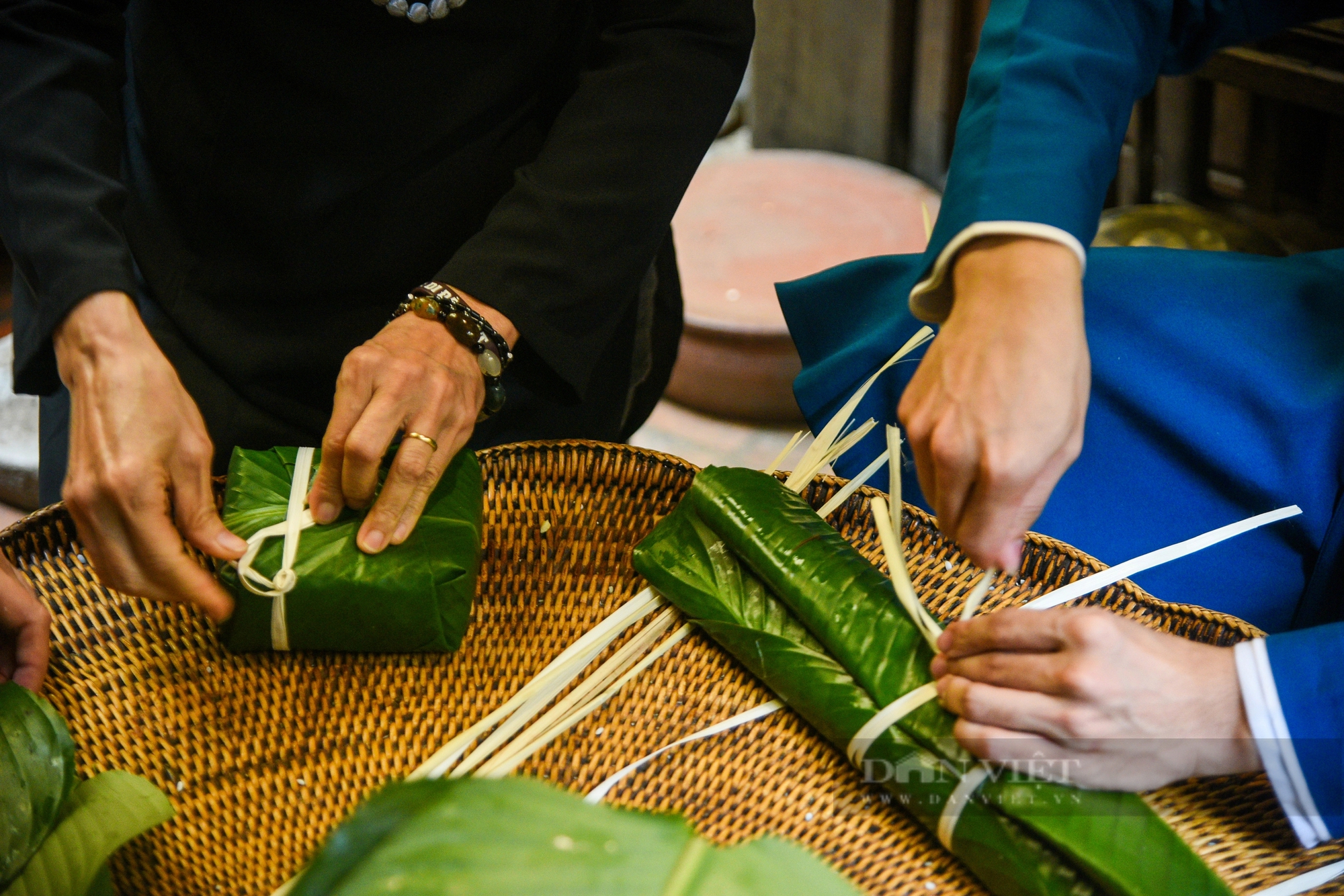Khách quốc tế thích thú khi xem người Hà Nội gói bánh chưng truyền thống dịp Tết Nguyên đán- Ảnh 8.