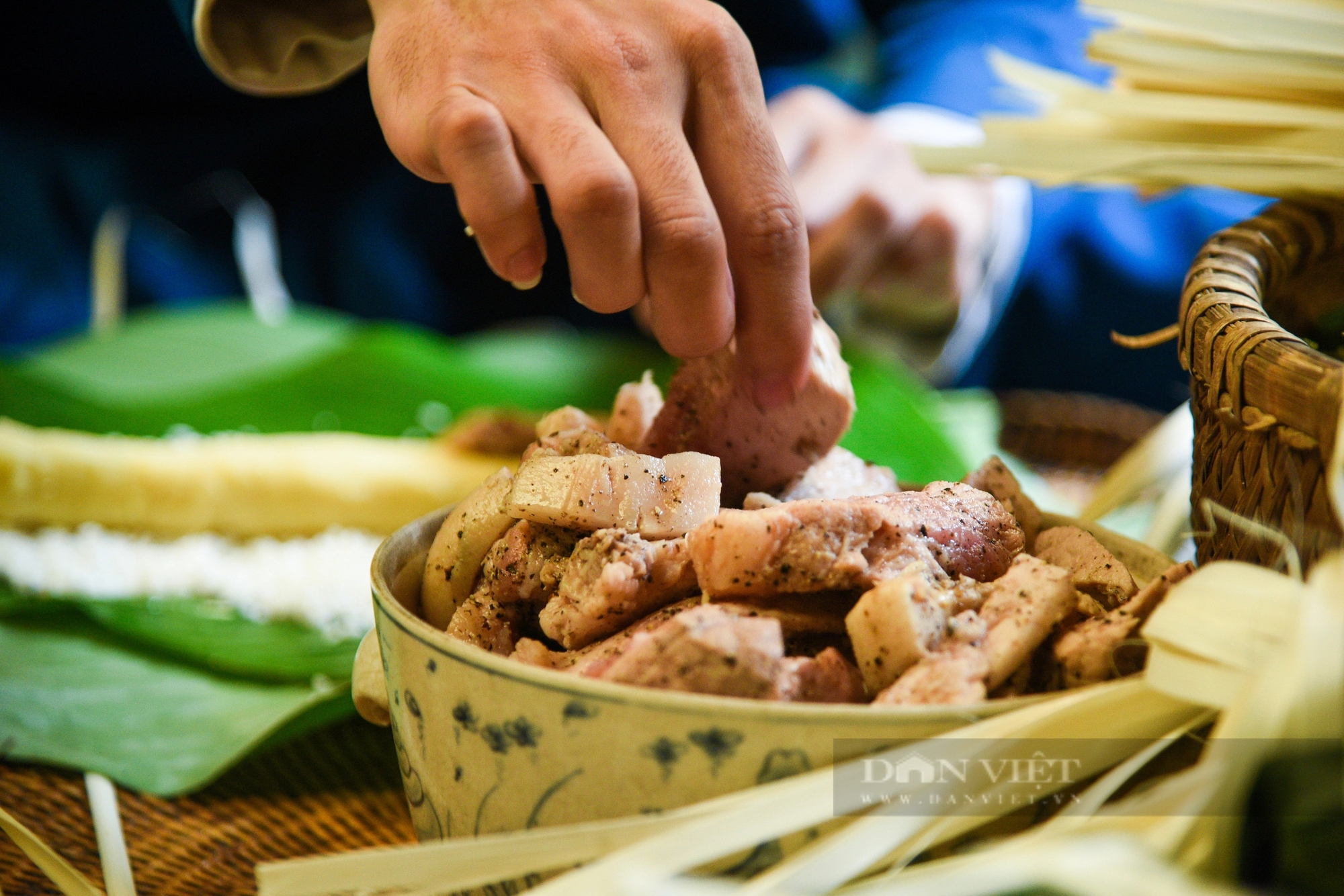 Khách quốc tế thích thú khi xem người Hà Nội gói bánh chưng truyền thống dịp Tết Nguyên đán- Ảnh 9.