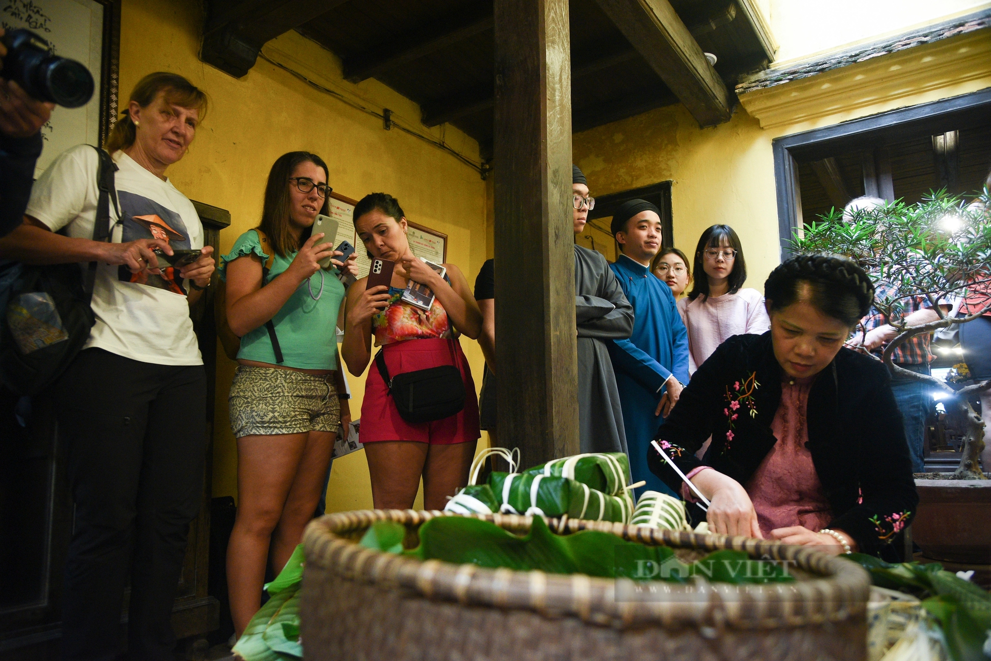 Khách quốc tế thích thú khi xem người Hà Nội gói bánh chưng truyền thống dịp Tết Nguyên đán- Ảnh 10.