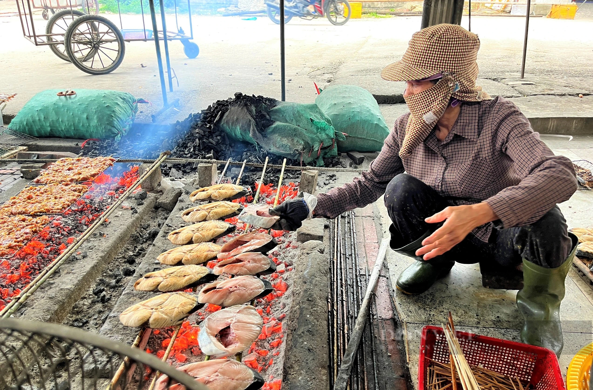 Cả làng ven biển Nghệ An đốt than nướng cá thu, ngày giáp tết lửa đỏ rực, trả đơn mỏi tay- Ảnh 3.