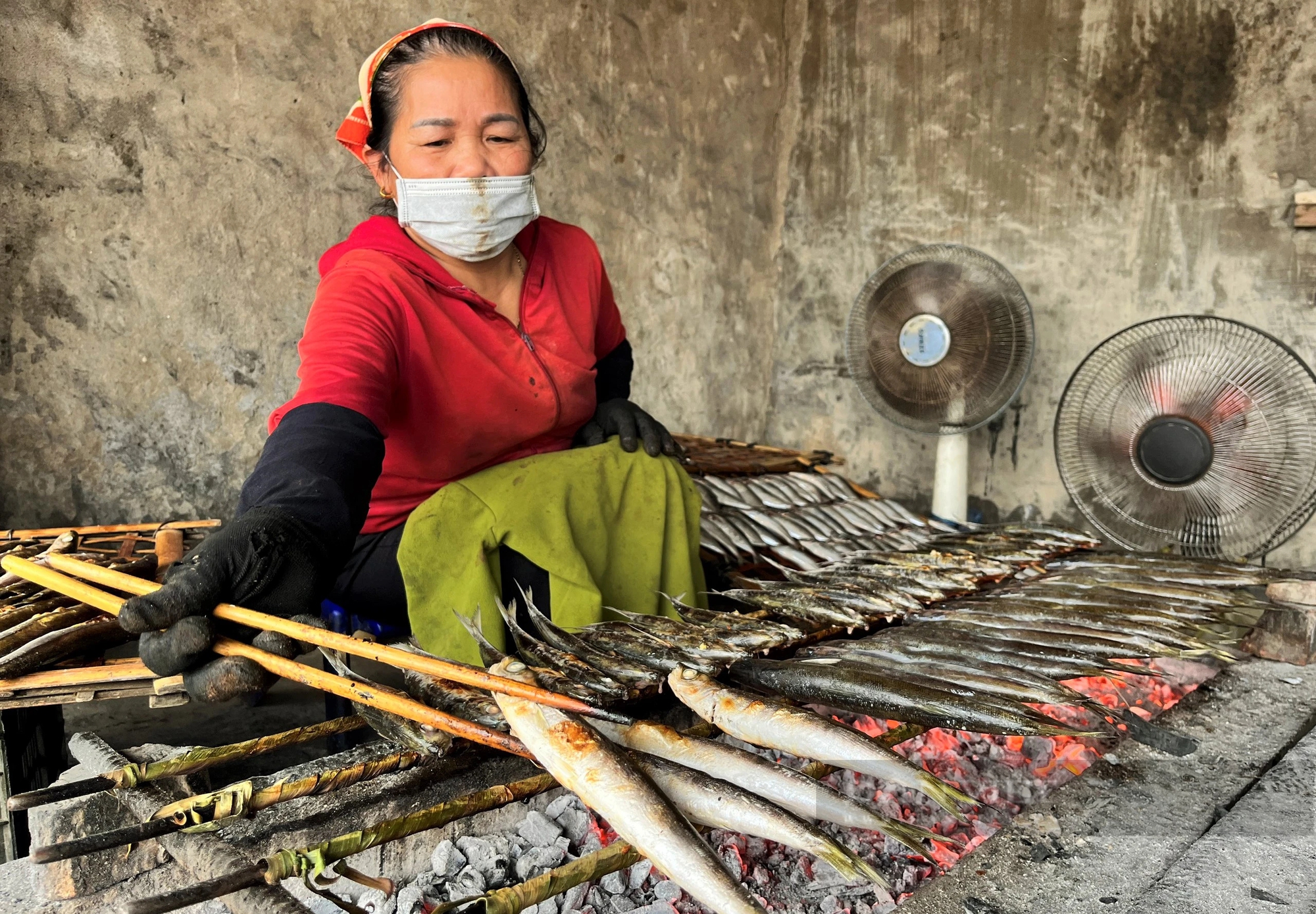 Cả làng ven biển Nghệ An đốt than nướng cá thu, ngày giáp tết lửa đỏ rực, trả đơn mỏi tay- Ảnh 5.