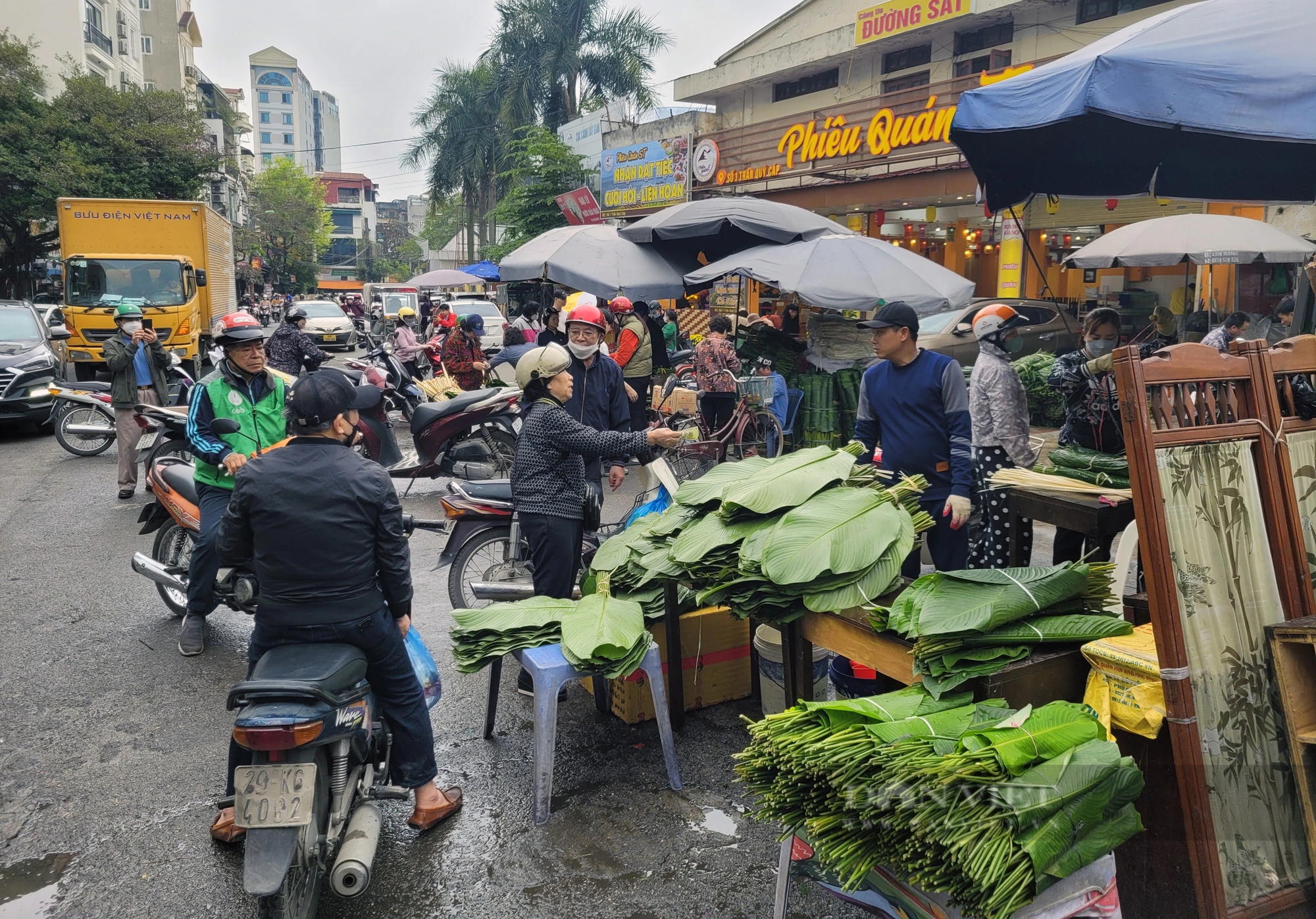 Người dân chen chân đi chợ lá dong trên phố ở Hà Nội- Ảnh 1.