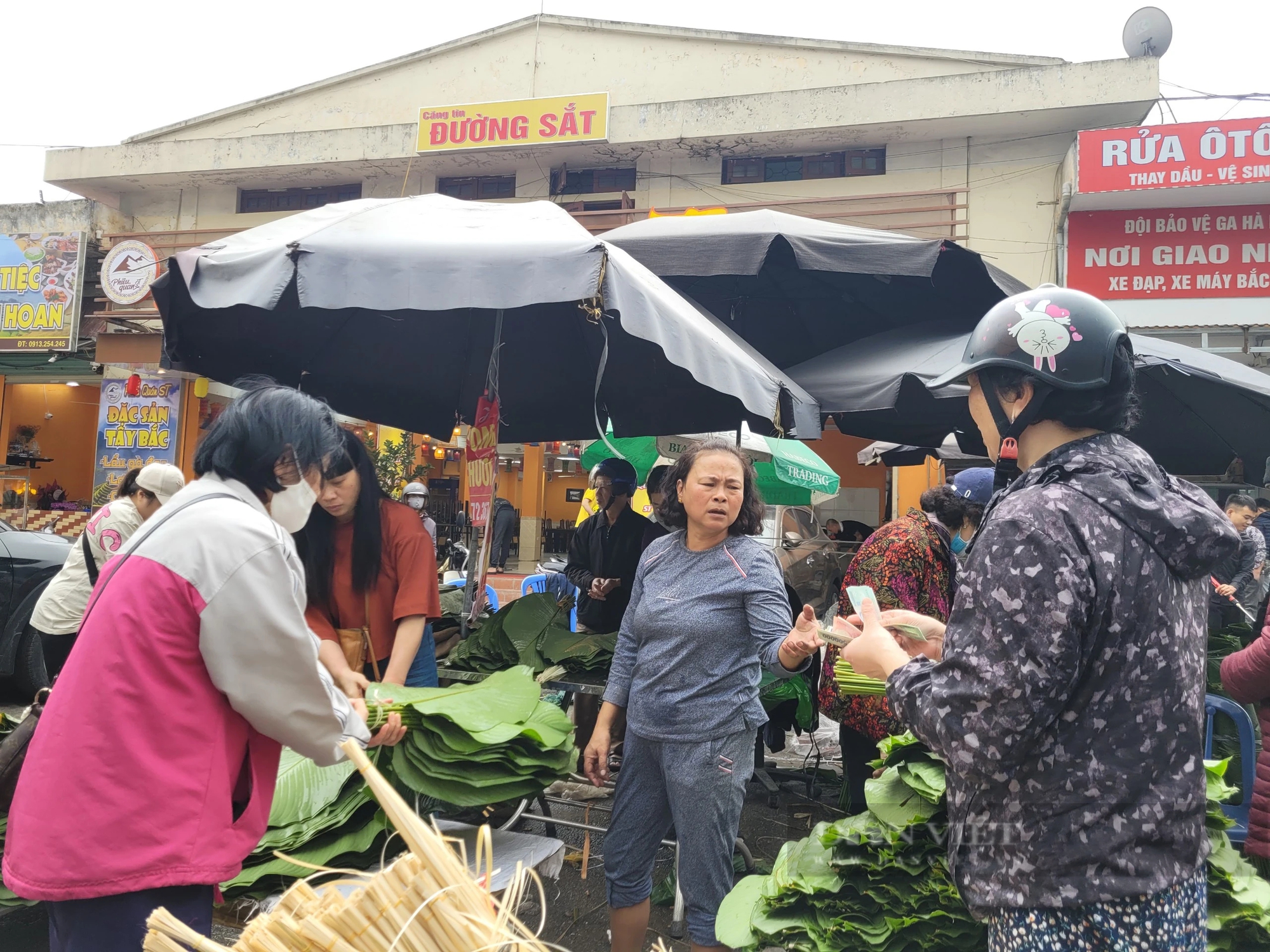 Người dân chen chân đi chợ lá dong trên phố ở Hà Nội- Ảnh 2.