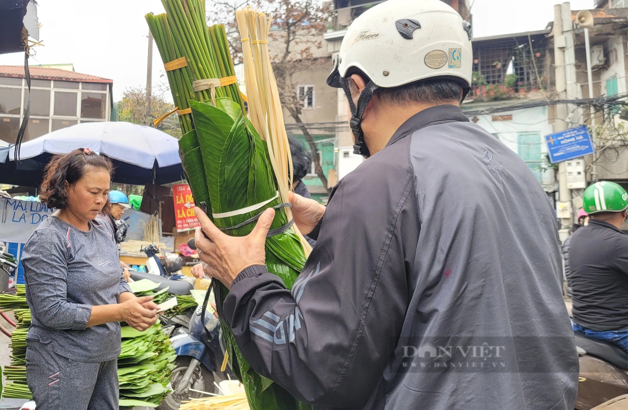 Người dân chen chân đi chợ lá dong trên phố ở Hà Nội- Ảnh 5.