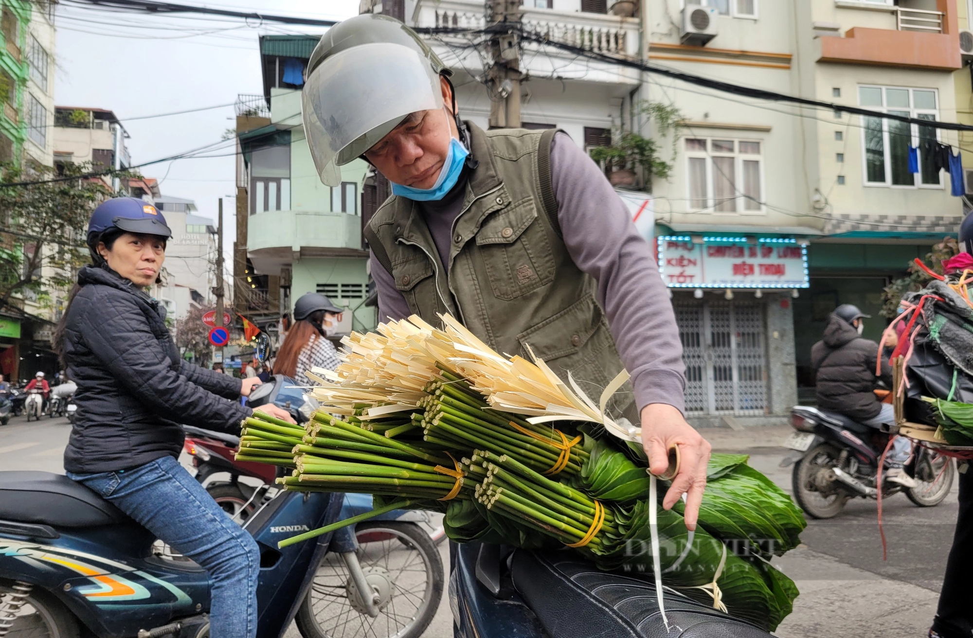 Người dân chen chân đi chợ lá dong trên phố ở Hà Nội- Ảnh 6.