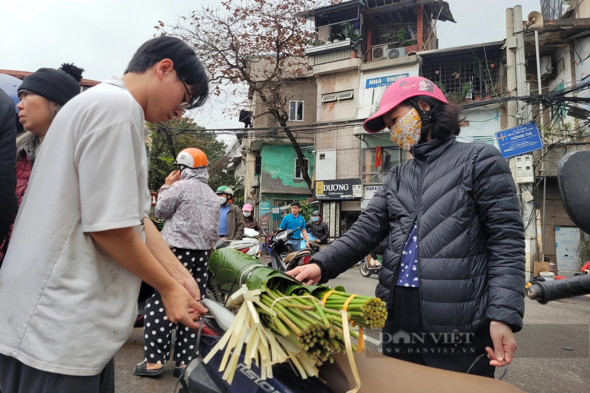 Người dân chen chân đi chợ lá dong trên phố ở Hà Nội- Ảnh 8.