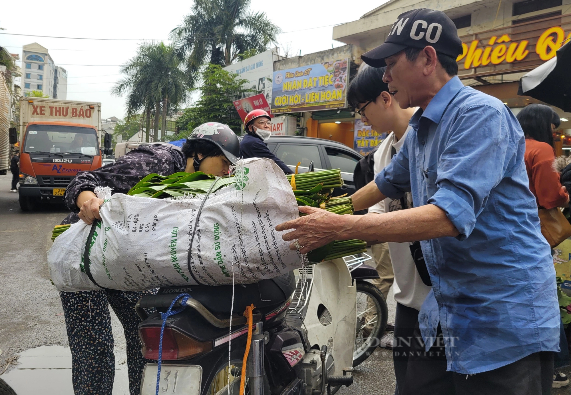 Người dân chen chân đi chợ lá dong trên phố ở Hà Nội- Ảnh 9.