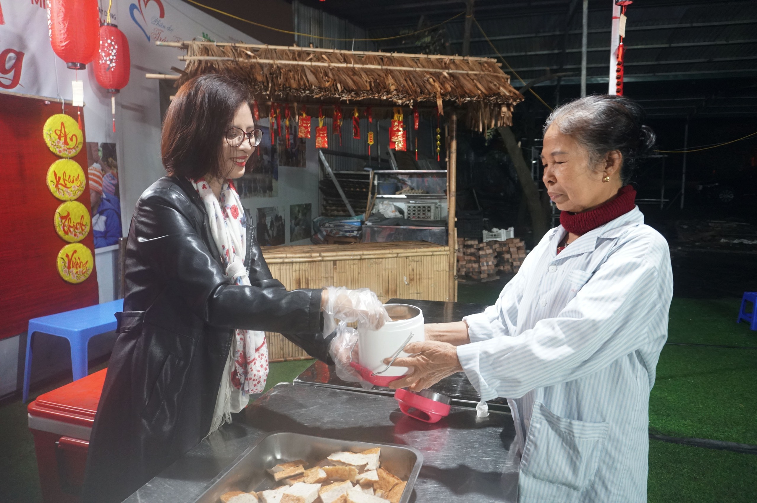 Á hậu Bùi Khánh Linh, Đào Thị Hiền giản dị trong tà áo dài trao tặng bánh chưng và bữa cơm miễn phí- Ảnh 35.