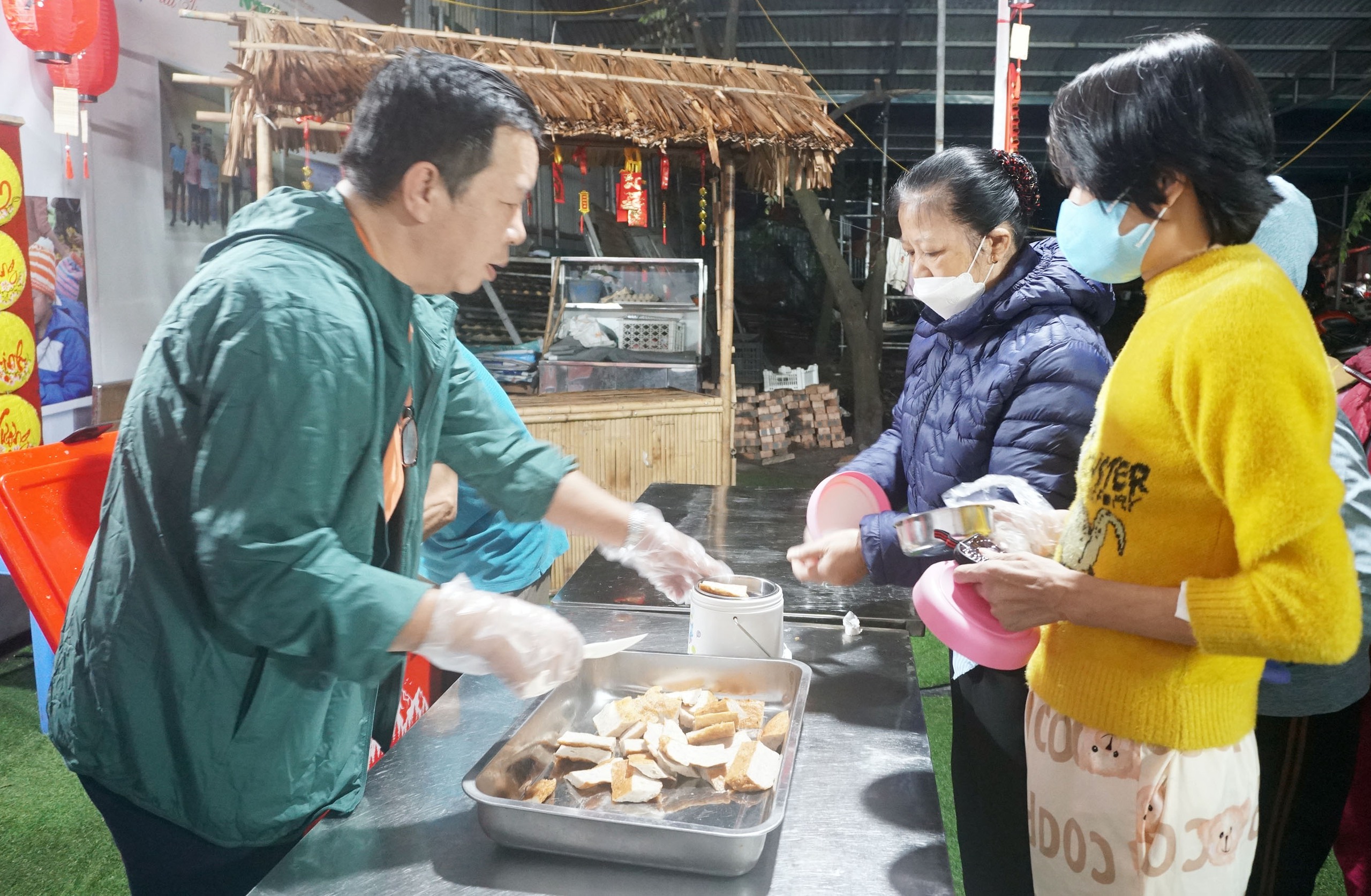 Á hậu Bùi Khánh Linh, Đào Thị Hiền giản dị trong tà áo dài trao tặng bánh chưng và bữa cơm miễn phí- Ảnh 34.
