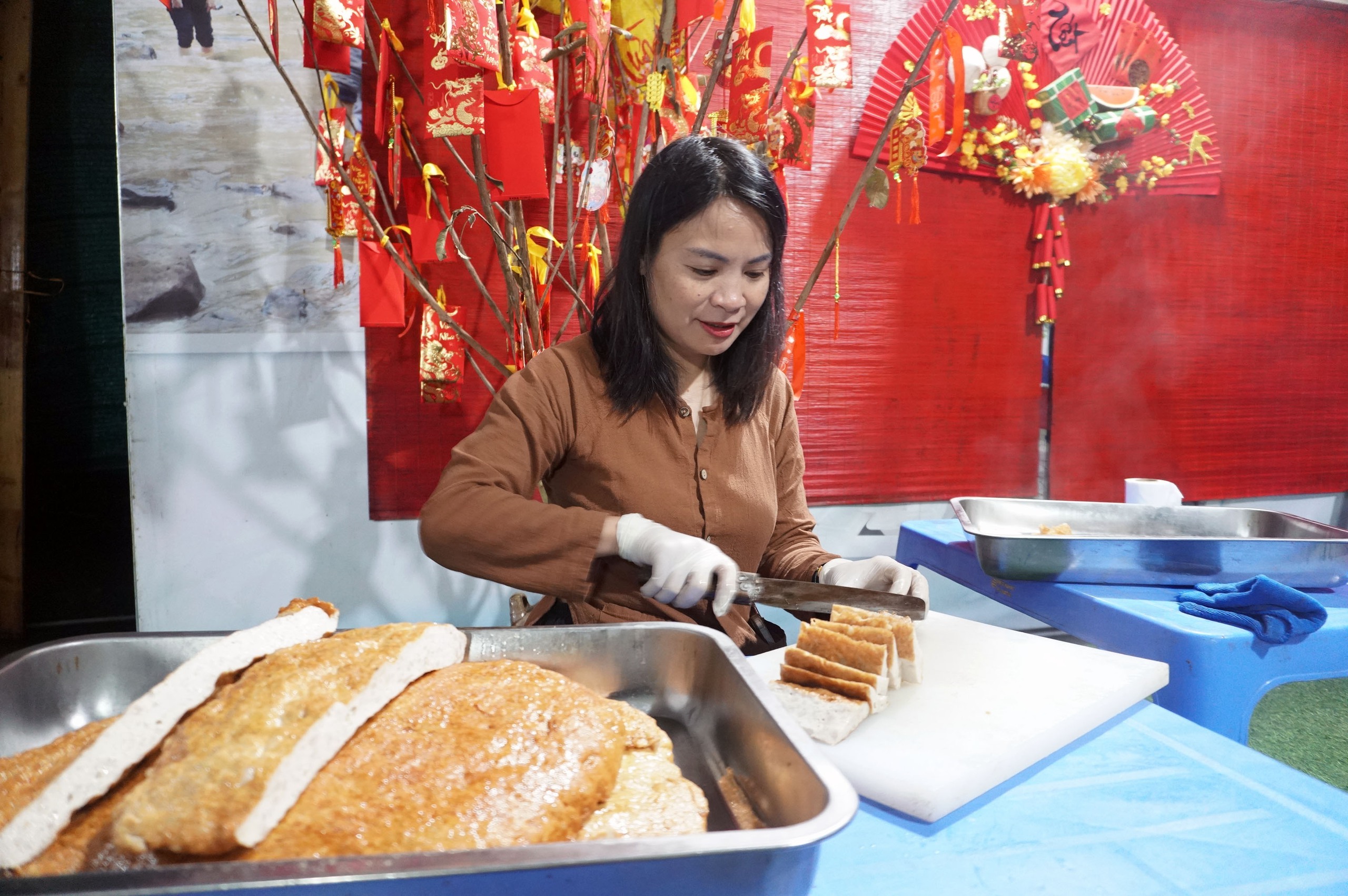 Á hậu Bùi Khánh Linh, Đào Thị Hiền giản dị trong tà áo dài trao tặng bánh chưng và bữa cơm miễn phí- Ảnh 30.