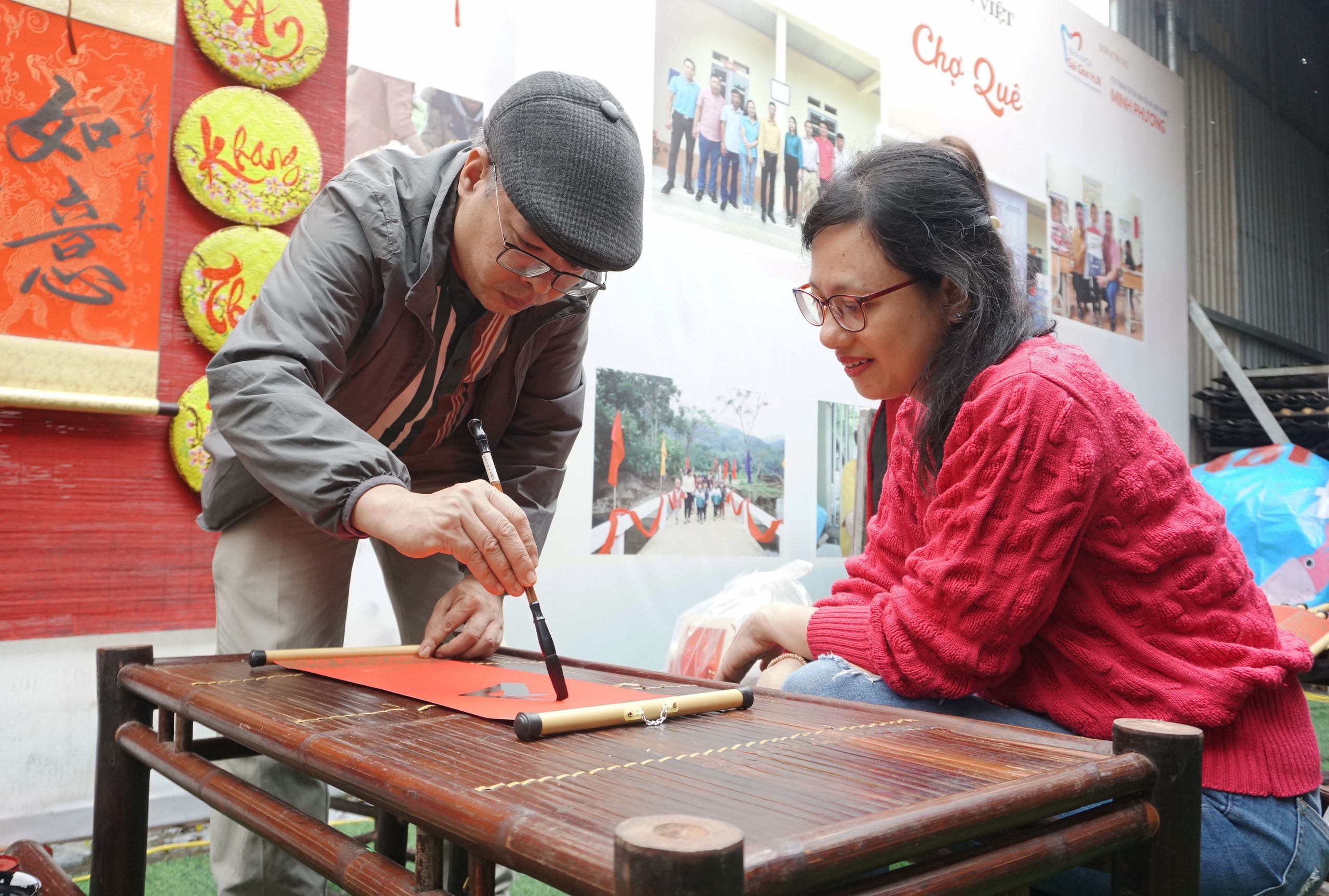 Á hậu Bùi Khánh Linh, Đào Thị Hiền giản dị trong tà áo dài trao tặng bánh chưng và bữa cơm miễn phí- Ảnh 22.