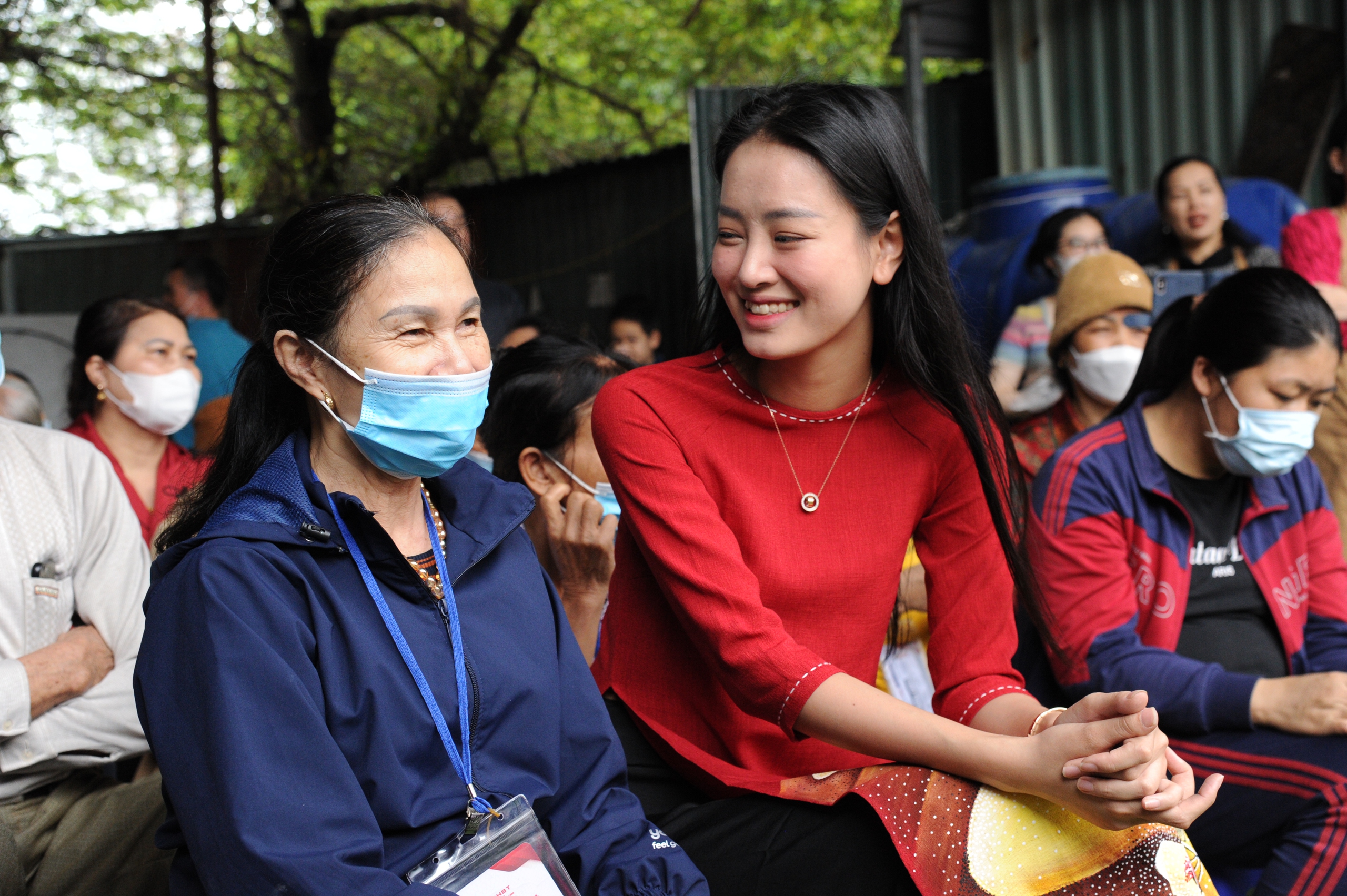 Khoảnh khắc Á hậu Bùi Khánh Linh, Đào Thị Hiền rạng rỡ ăn mừng sau "bữa cơm tất niên" với bệnh nhân nghèo- Ảnh 3.