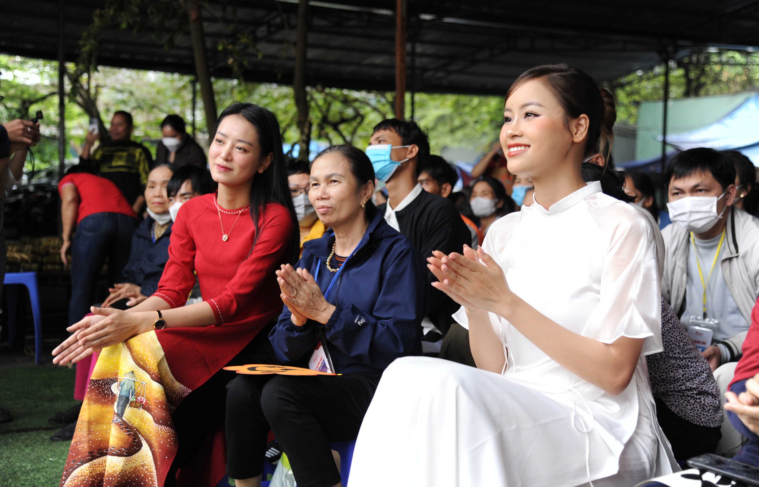 Á hậu Bùi Khánh Linh, Đào Thị Hiền giản dị trong tà áo dài trao tặng bánh chưng và bữa cơm miễn phí- Ảnh 1.