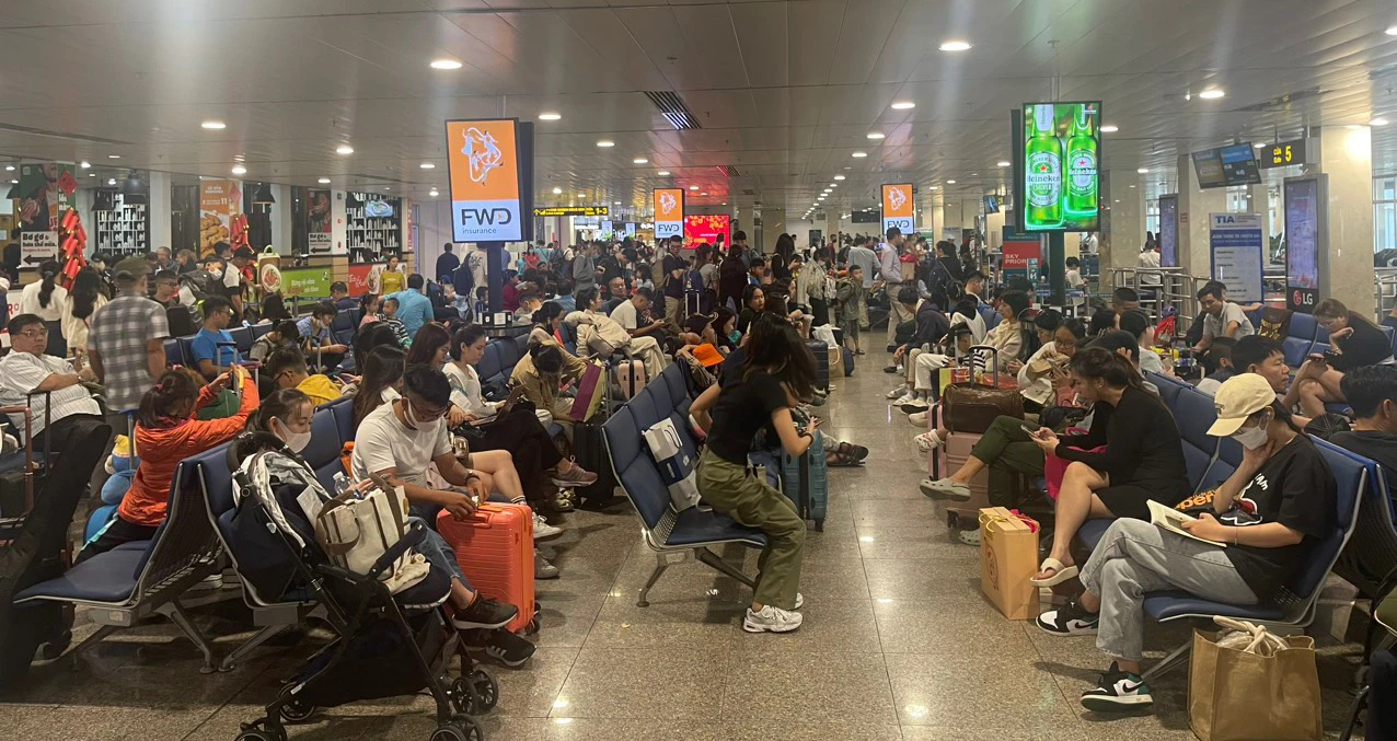 24 tháng Chạp: Dòng người về quê đón Tết, sân bay Tân Sơn Nhất đón gần 130.000 khách- Ảnh 4.