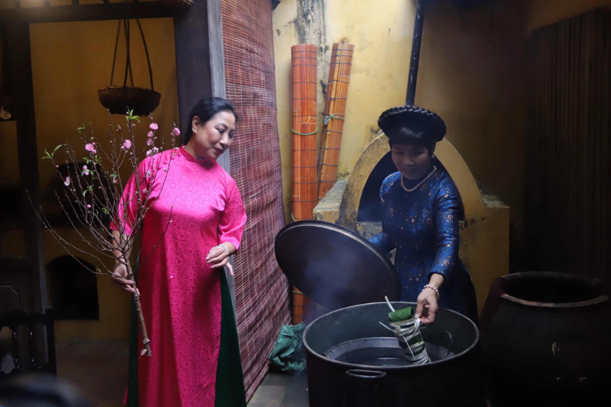 Khách quốc tế thích thú khi xem người Hà Nội gói bánh chưng truyền thống dịp Tết Nguyên đán- Ảnh 11.