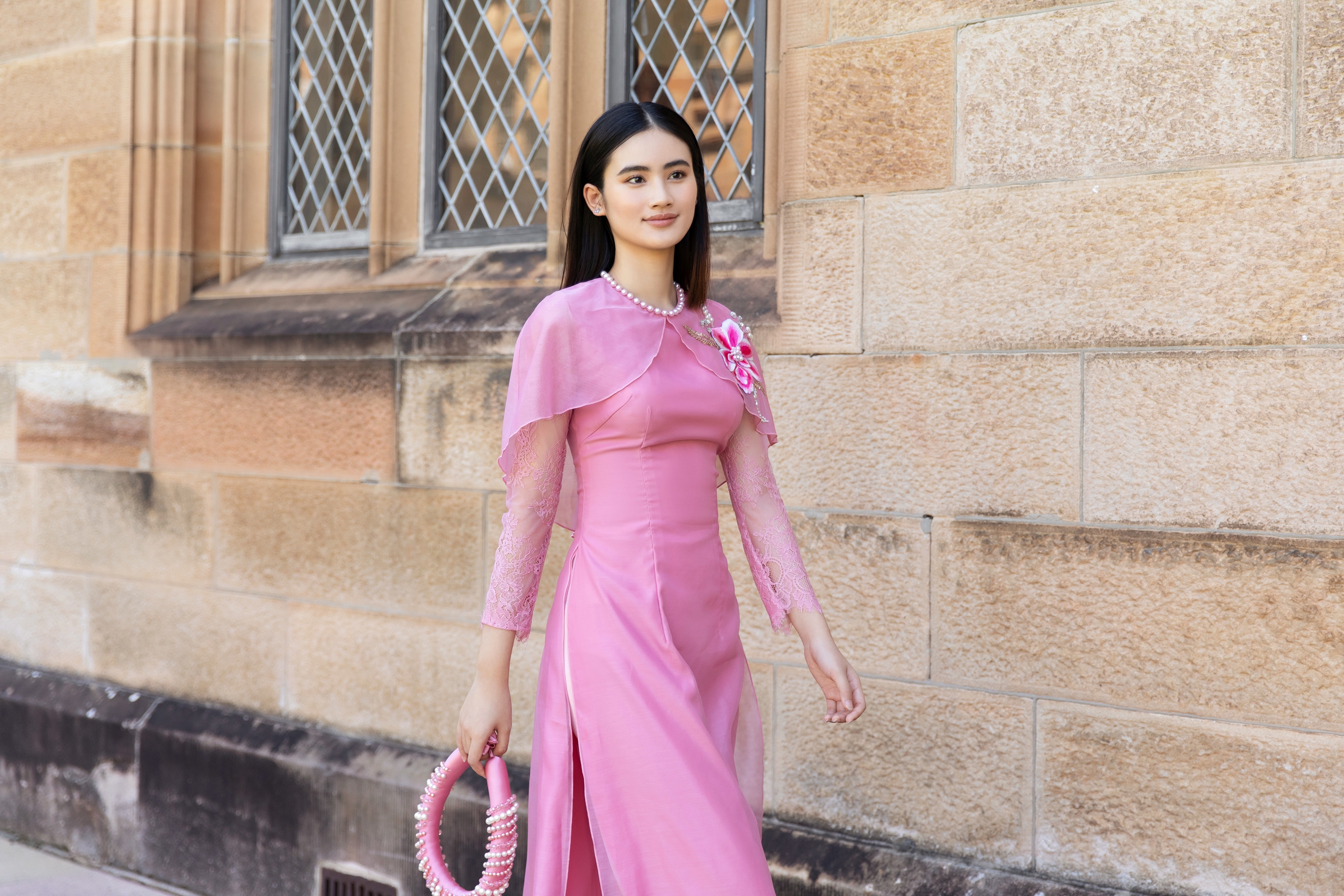 Hoa hậu Ý Nhi mặc áo dài đẹp hóa "nàng thơ" đón Tết Nguyên đán 2024 tại Úc- Ảnh 1.