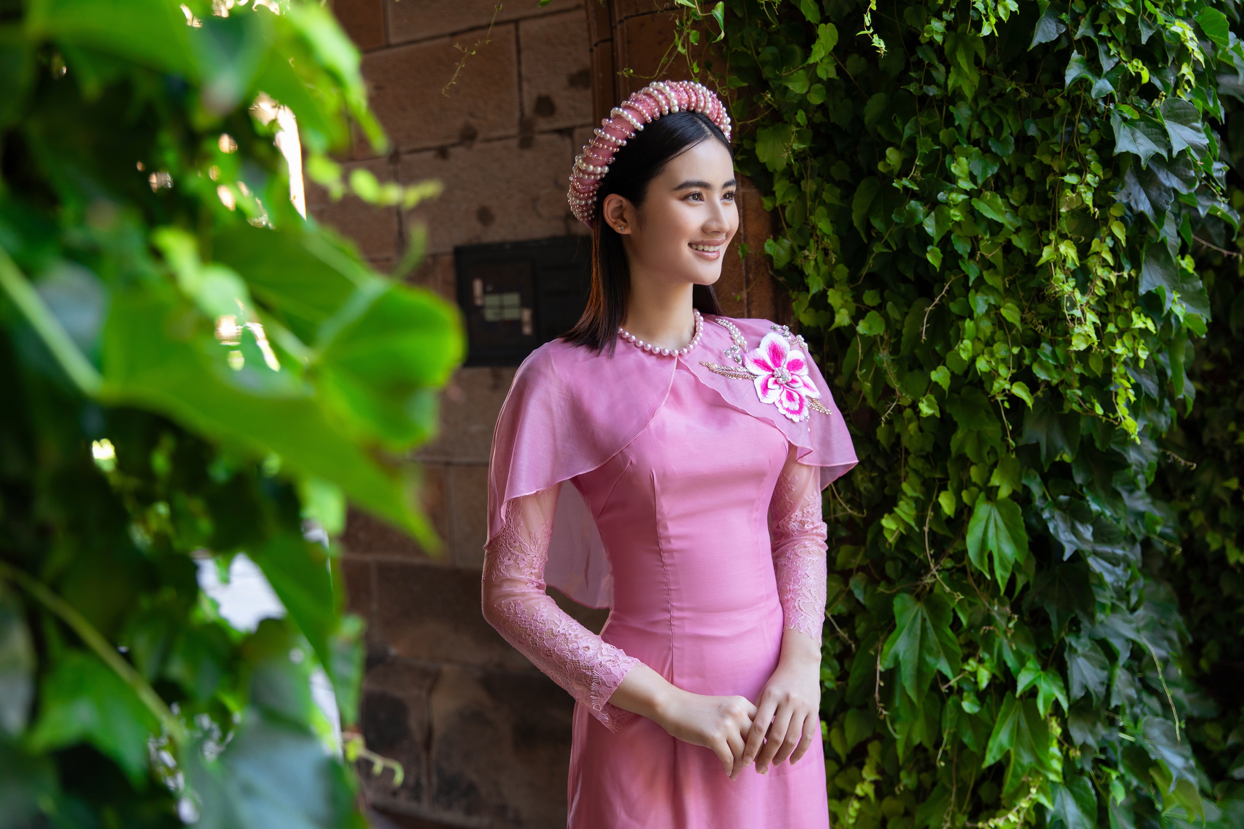 Hoa hậu Ý Nhi mặc áo dài đẹp hóa "nàng thơ" đón Tết Nguyên đán 2024 tại Úc- Ảnh 2.