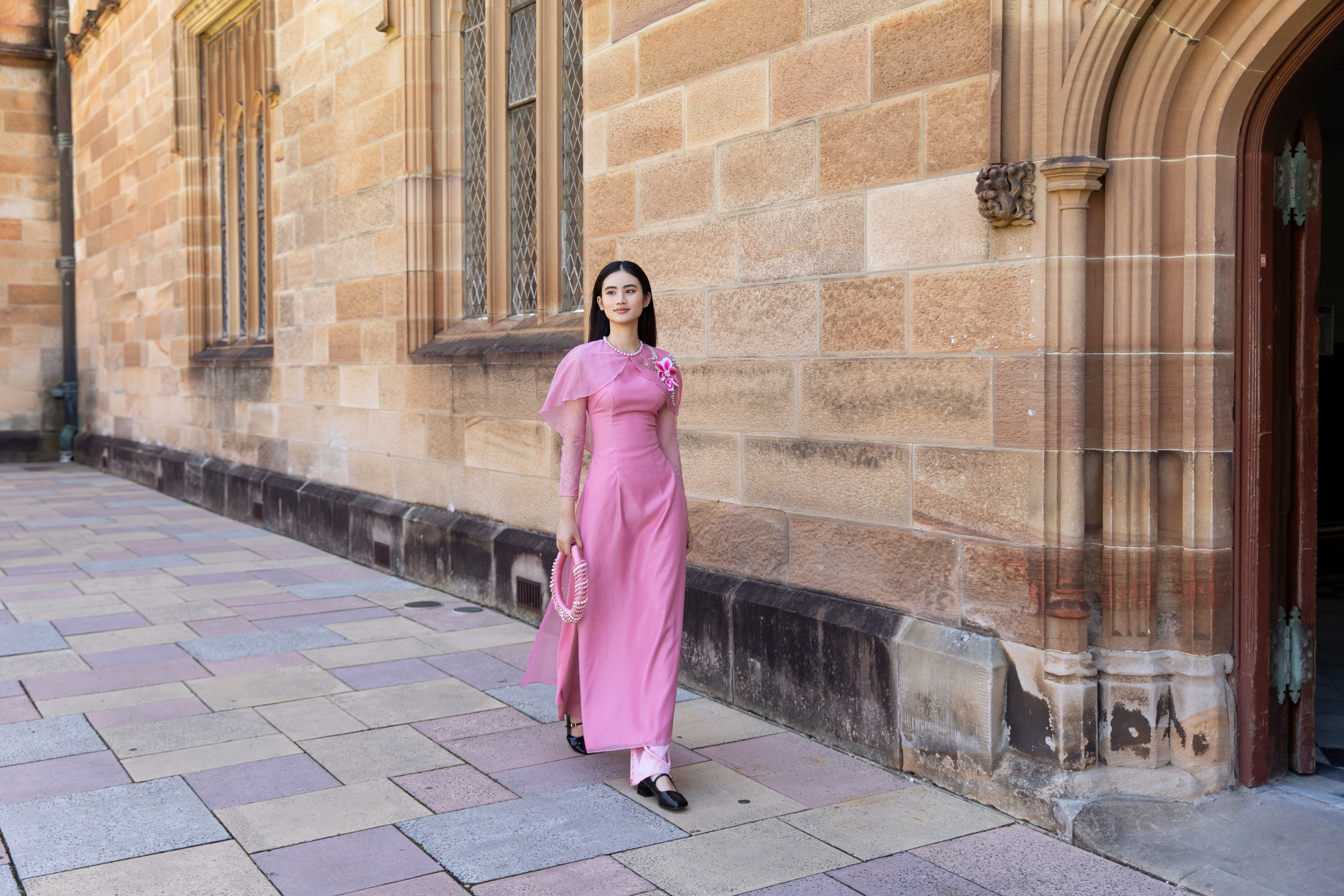 Hoa hậu Ý Nhi mặc áo dài đẹp hóa "nàng thơ" đón Tết Nguyên đán 2024 tại Úc- Ảnh 4.